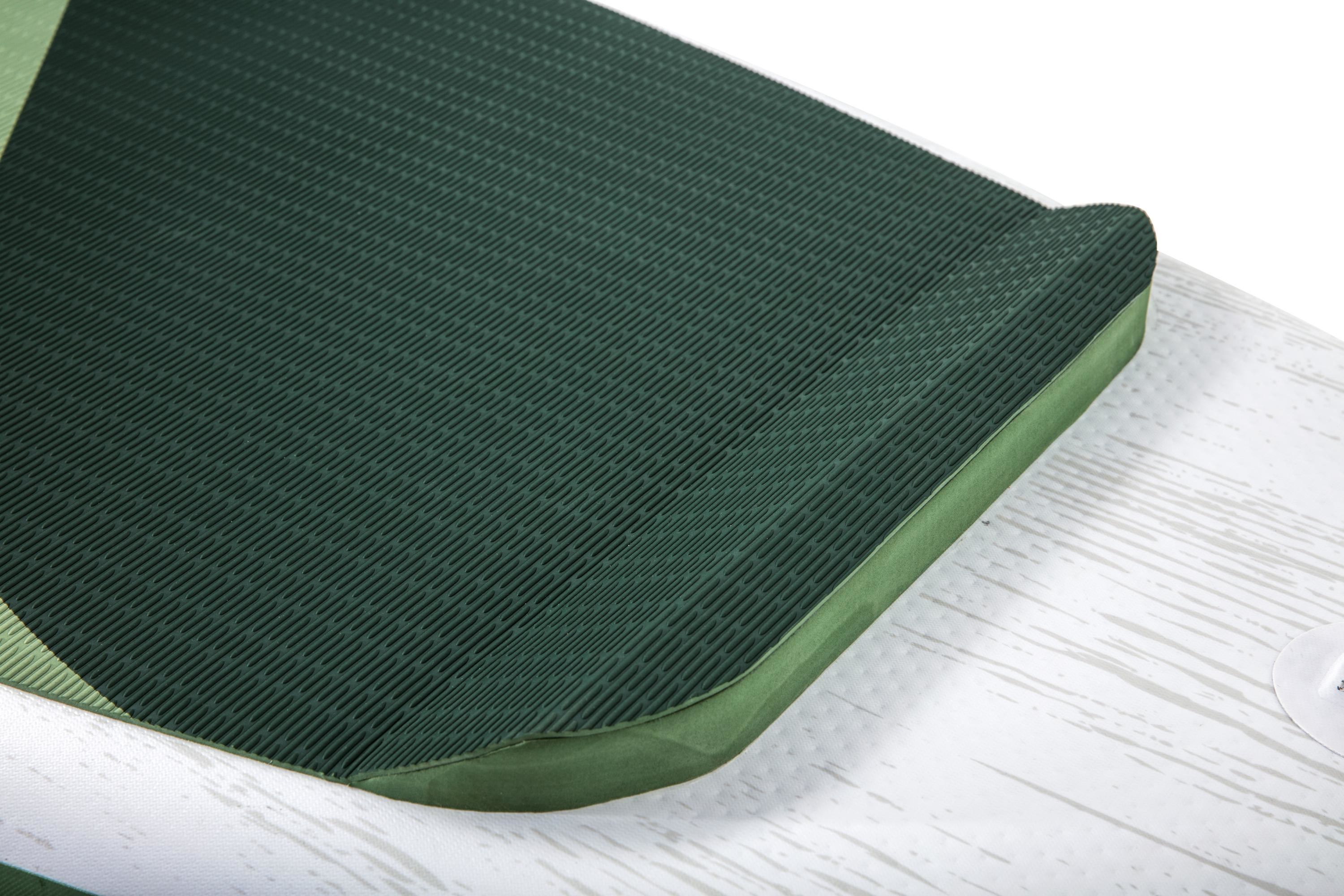 Zbliżenie zielonej, teksturowanej powierzchni, prawdopodobnie deski do wiosłowania. Powierzchnia ma rowkowany wzór i leży na białym tle.