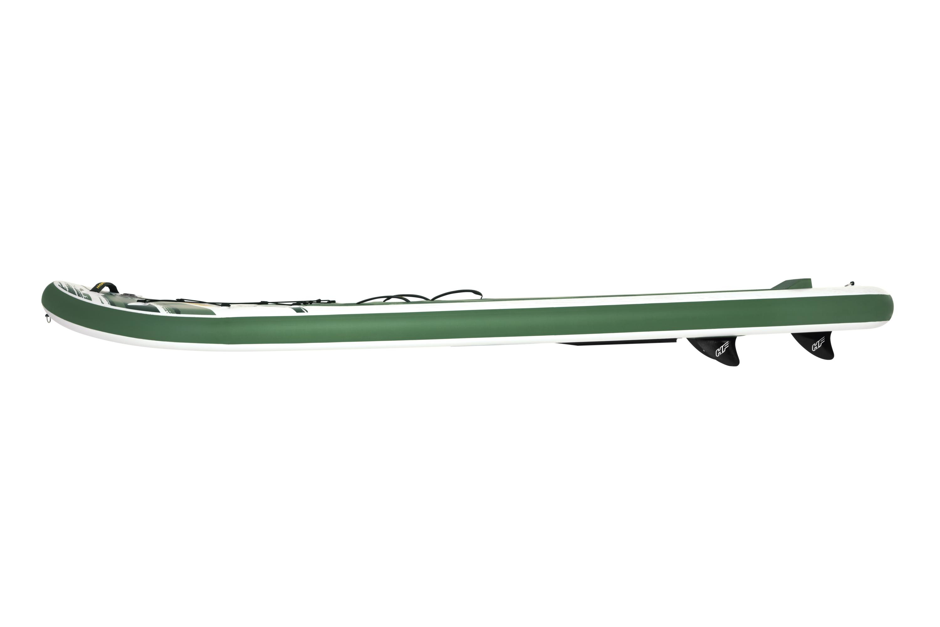 Un kayak verde y blanco sobre fondo blanco. Tiene aletas y asas negras.