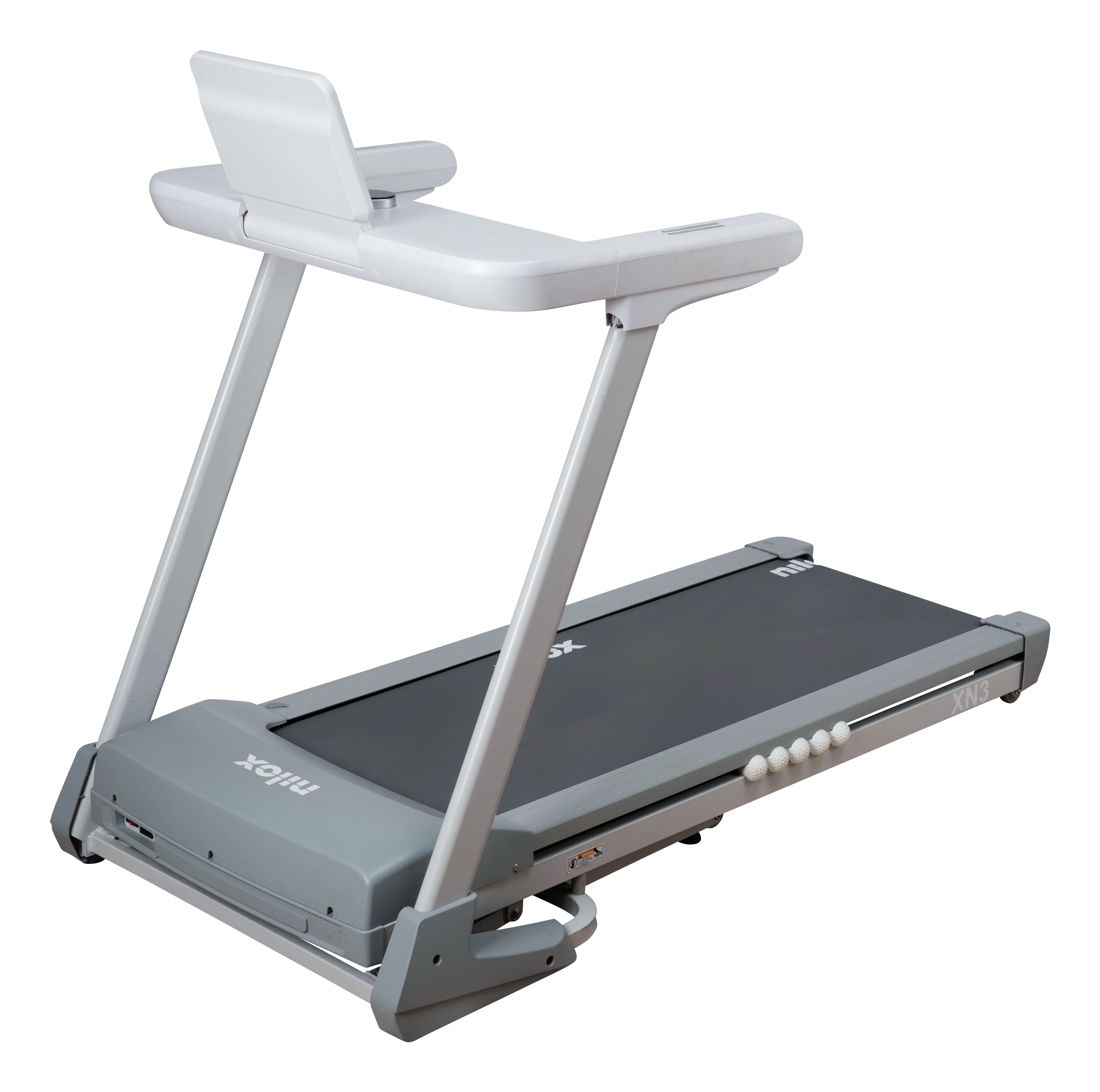 Un tapis roulant bianco e grigio. Ha un nastro da corsa, un display e maniglie. Il marchio è 'Nilox'.