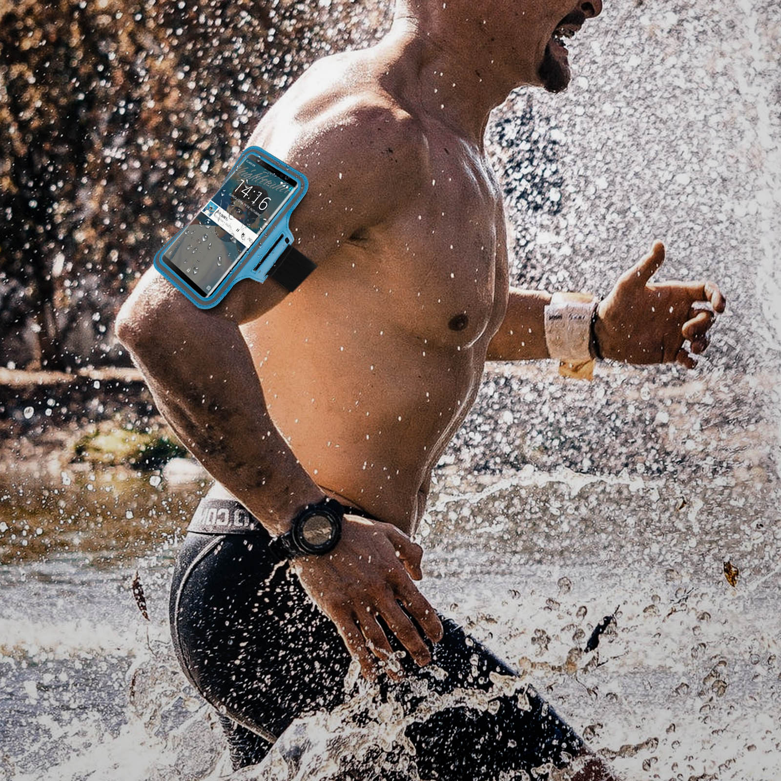 Un homme court dans l'eau, téléphone au bras. L'eau éclabousse autour de lui. Il porte une montre et un short noir.