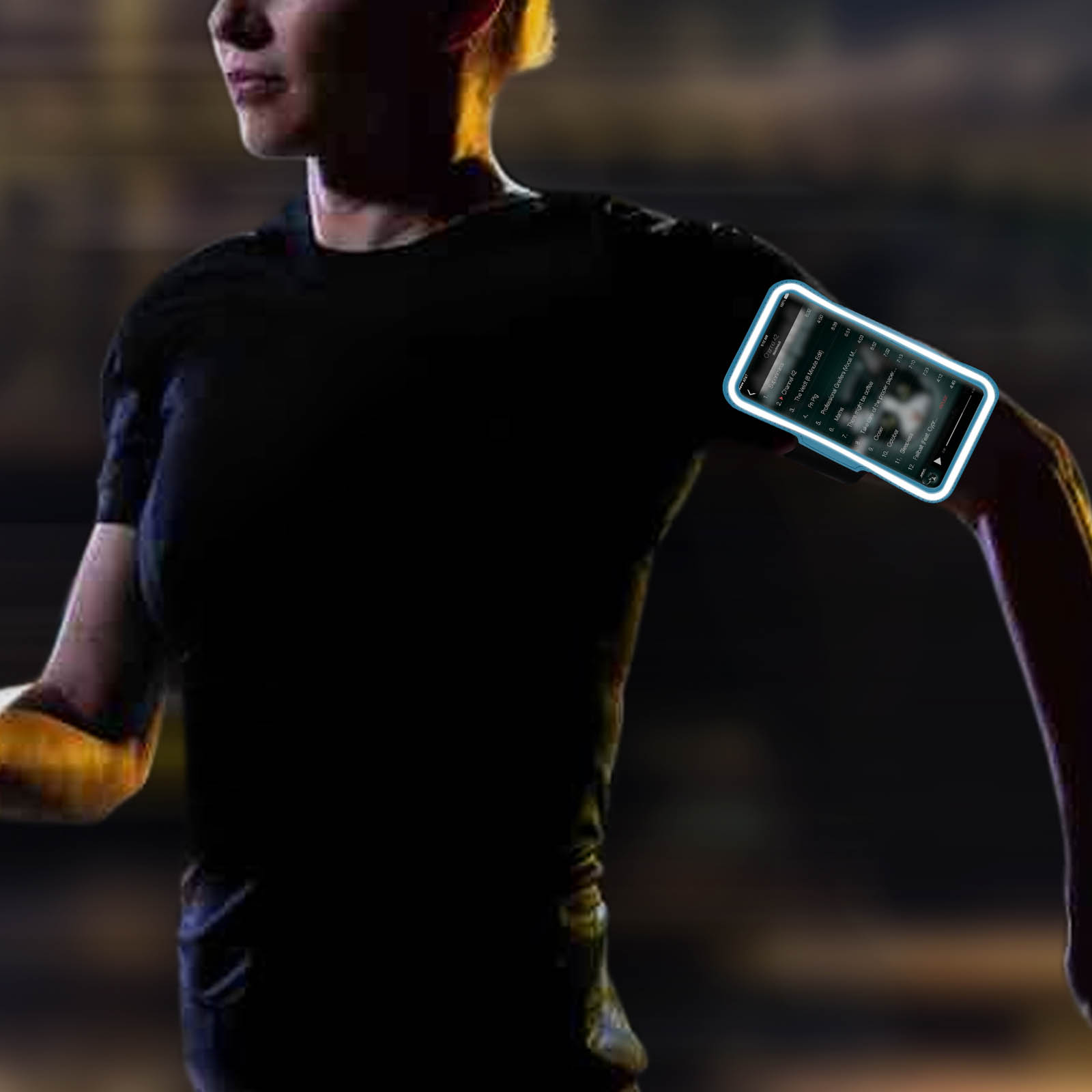 Une personne courant avec un smartphone au bras. Le téléphone affiche une liste de lecture musicale. L'arrière-plan est flou.