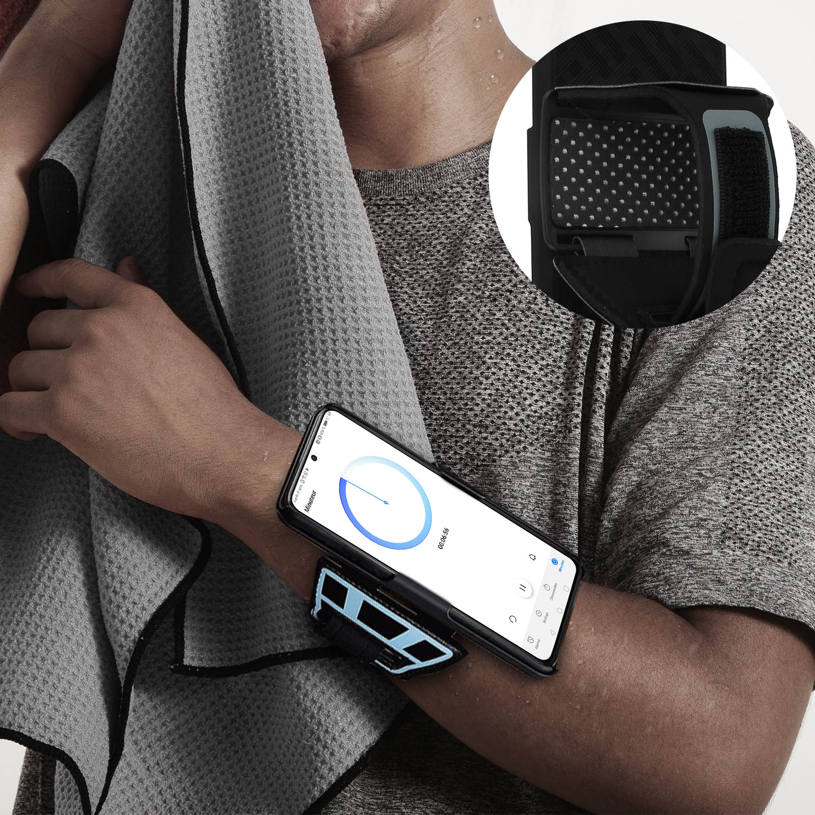 Homme avec serviette, téléphone au bras, minuterie affichée. Téléphone dans un brassard noir. Sueur visible.
