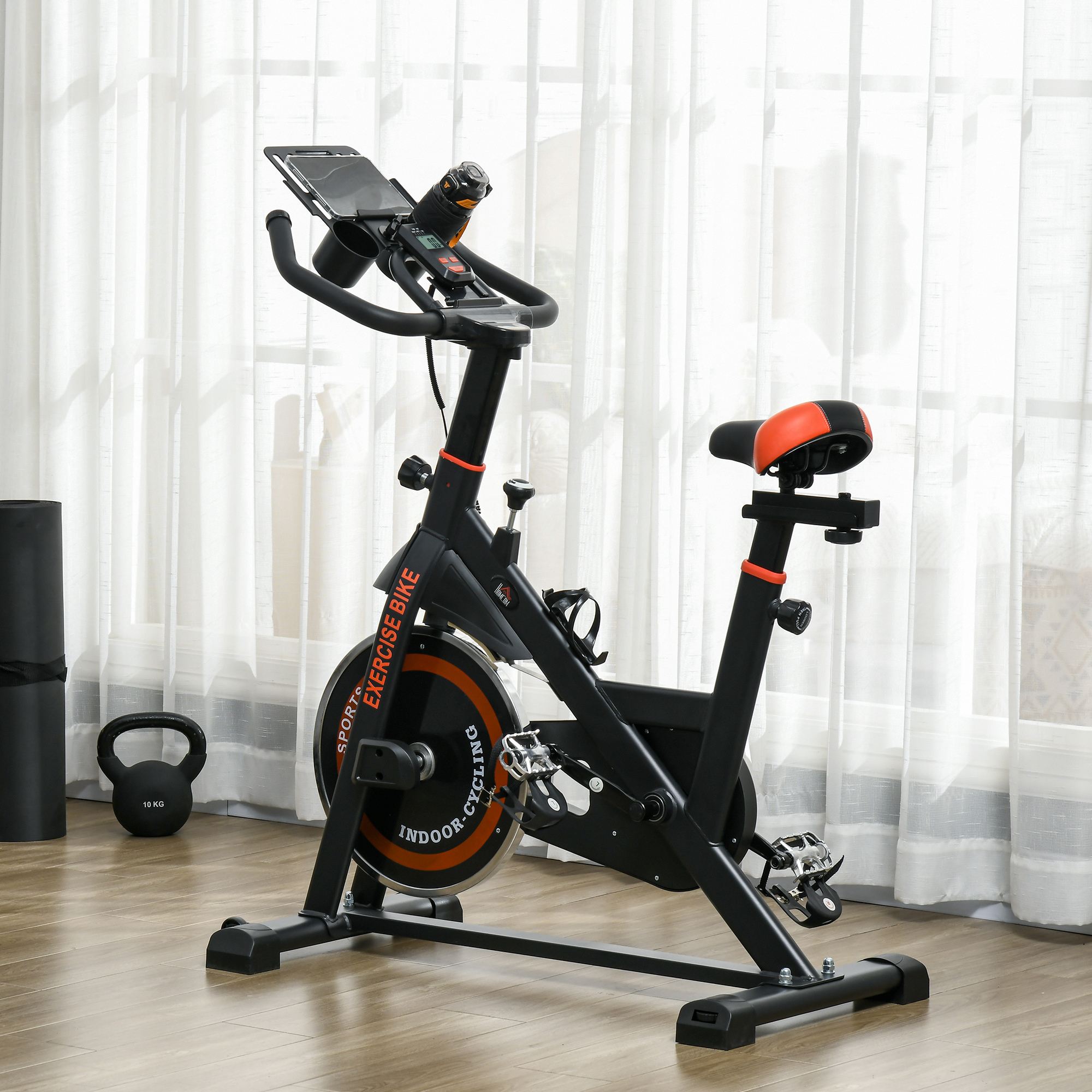 Una cyclette in una stanza con tende. Nella stanza ci sono anche un tappetino da yoga, un kettlebell e una bottiglia d'acqua.
