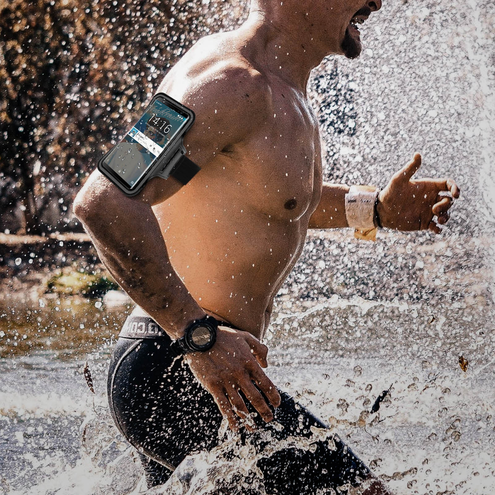 Un homme court dans l'eau, portant un brassard avec un téléphone. L'eau éclabousse autour de lui. Il porte une montre et un short.