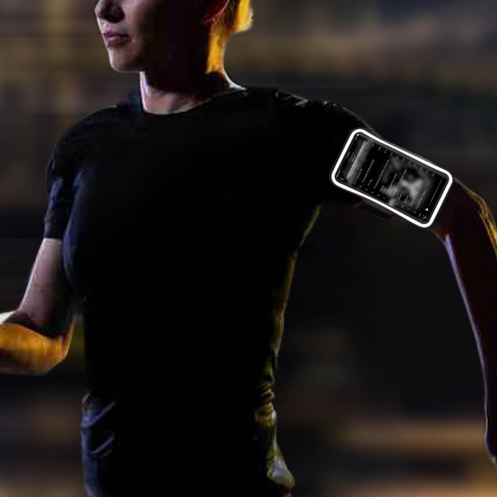 Une personne courant avec un téléphone sur le bras. Le téléphone affiche une playlist musicale. La personne porte une chemise noire.