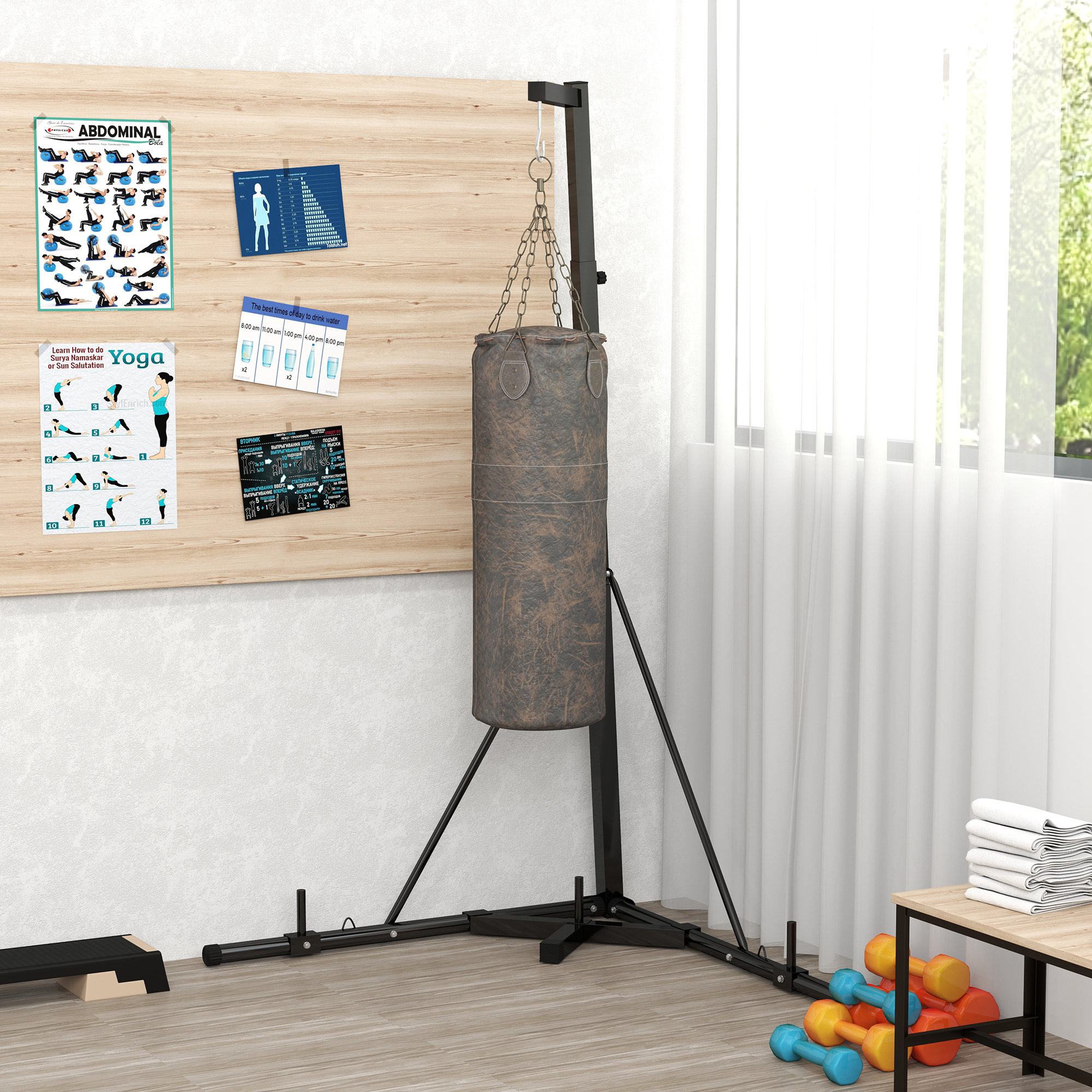 Una palestra domestica con sacco da boxe, pesi e poster su una tavola di legno. Tende bianche e finestra sullo sfondo.
