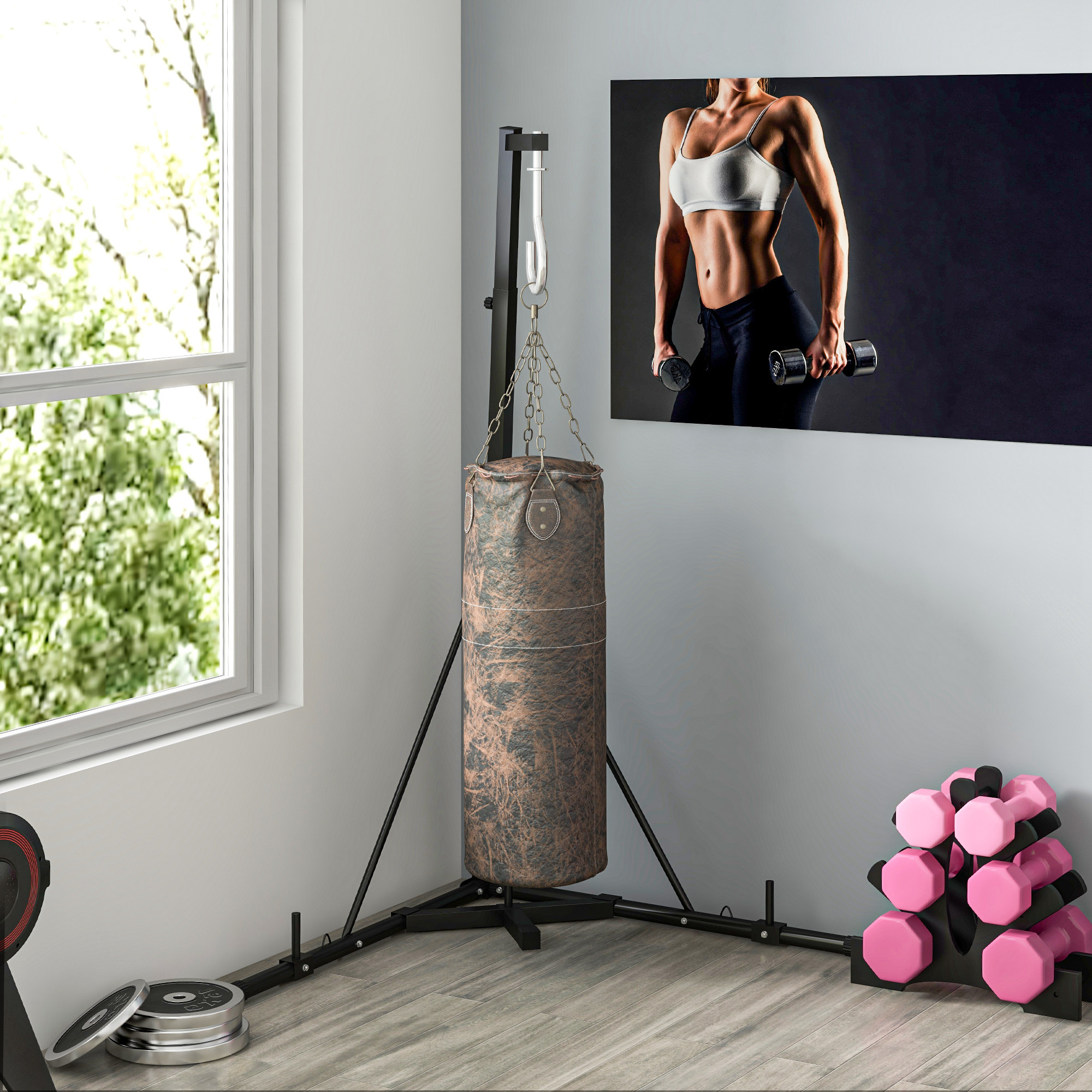 Interno palestra con sacco da boxe, manubri, pesi e un'immagine di una donna con manubri. Una finestra è visibile.
