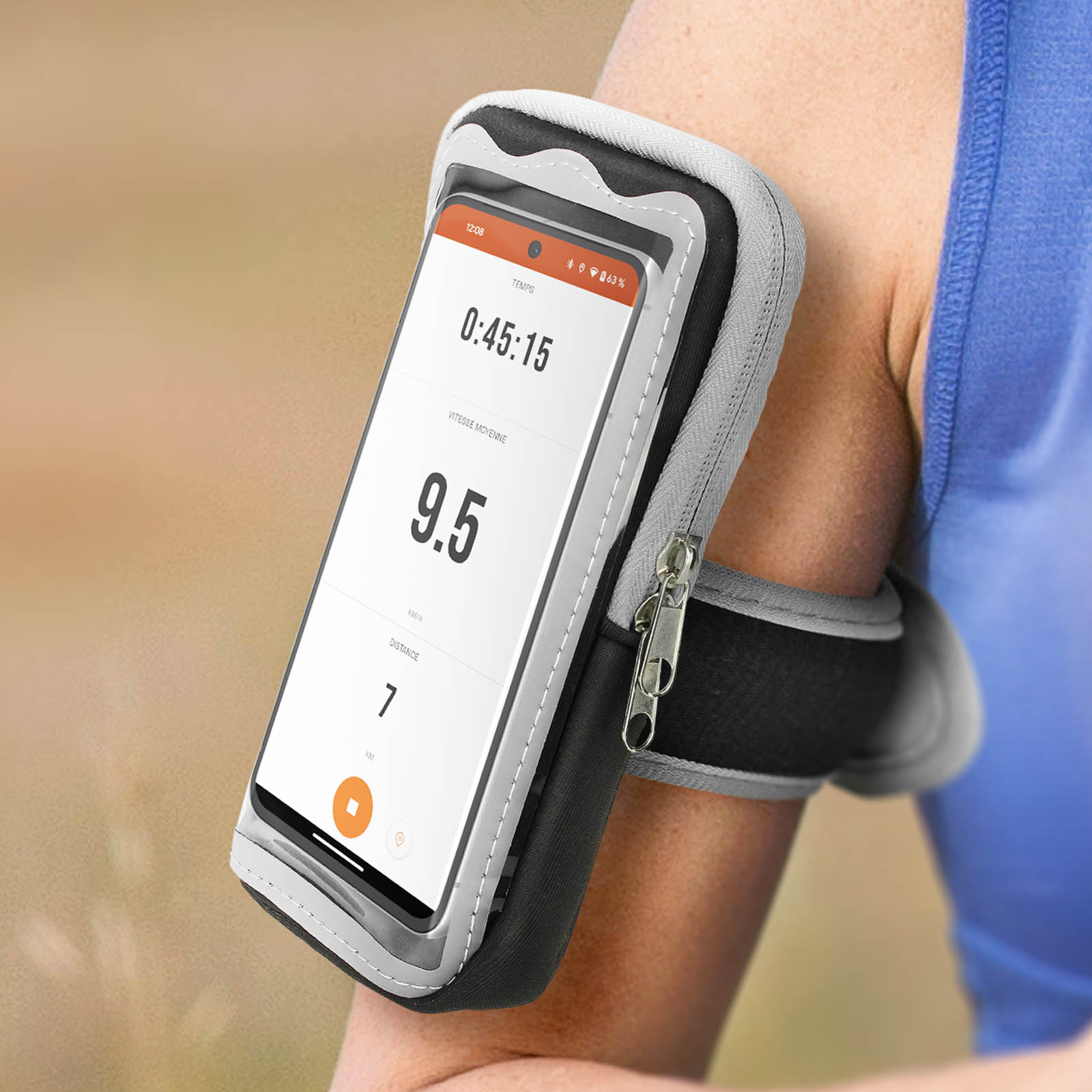 Ein Smartphone in einer Armbinde zeigt Laufdaten an: Zeit, Geschwindigkeit und Distanz. Armband ist grau, schwarz und weiß, der Läufer trägt Blau.