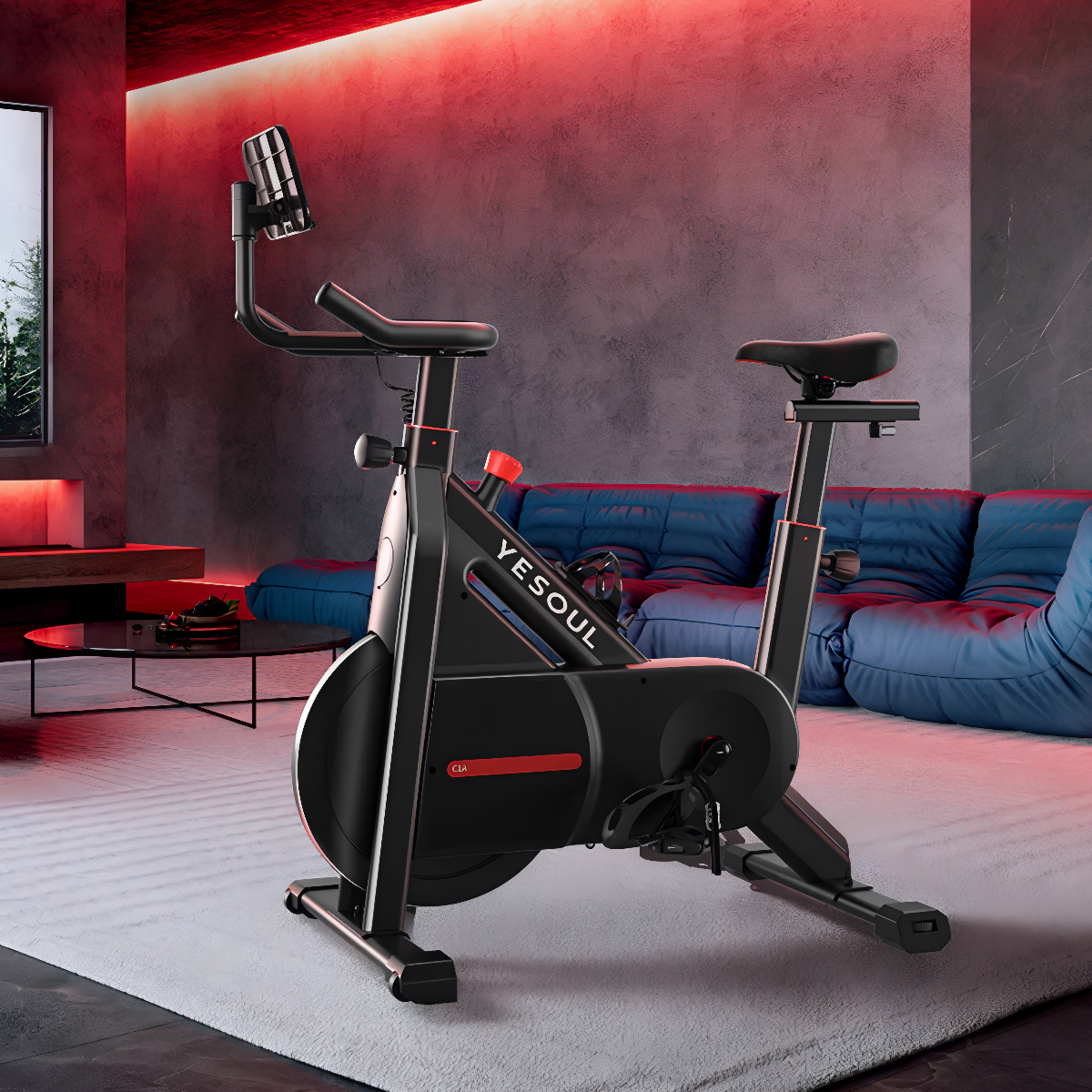 Bicicletta da ginnastica nera in un soggiorno con divano blu e illuminazione rossa. La bici ha il marchio YESOUL.