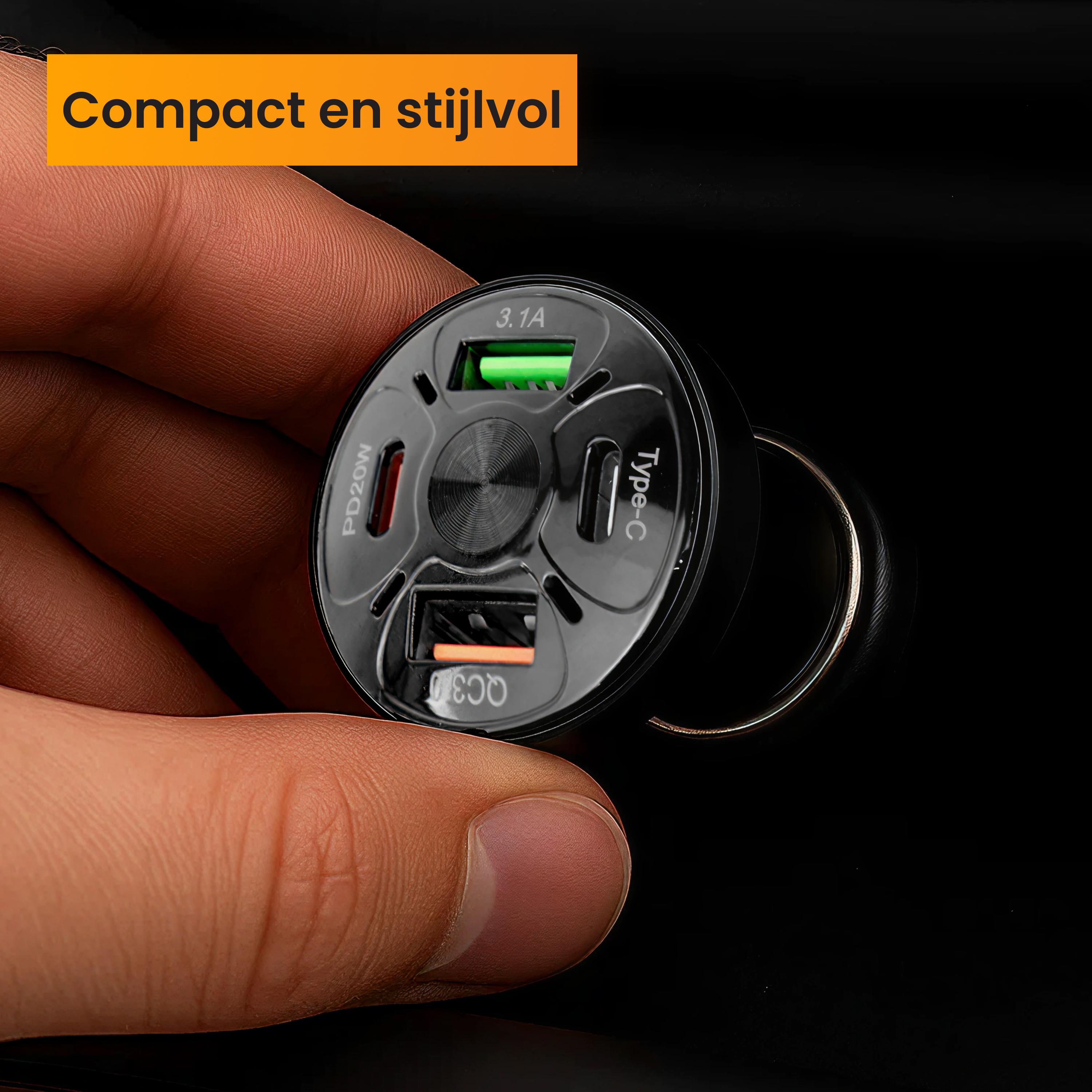 Hand hält ein schwarzes Autoladegerät mit USB-Anschlüssen. Grüne und orangefarbene Anschlüsse sind sichtbar. Der Hintergrund ist schwarz.