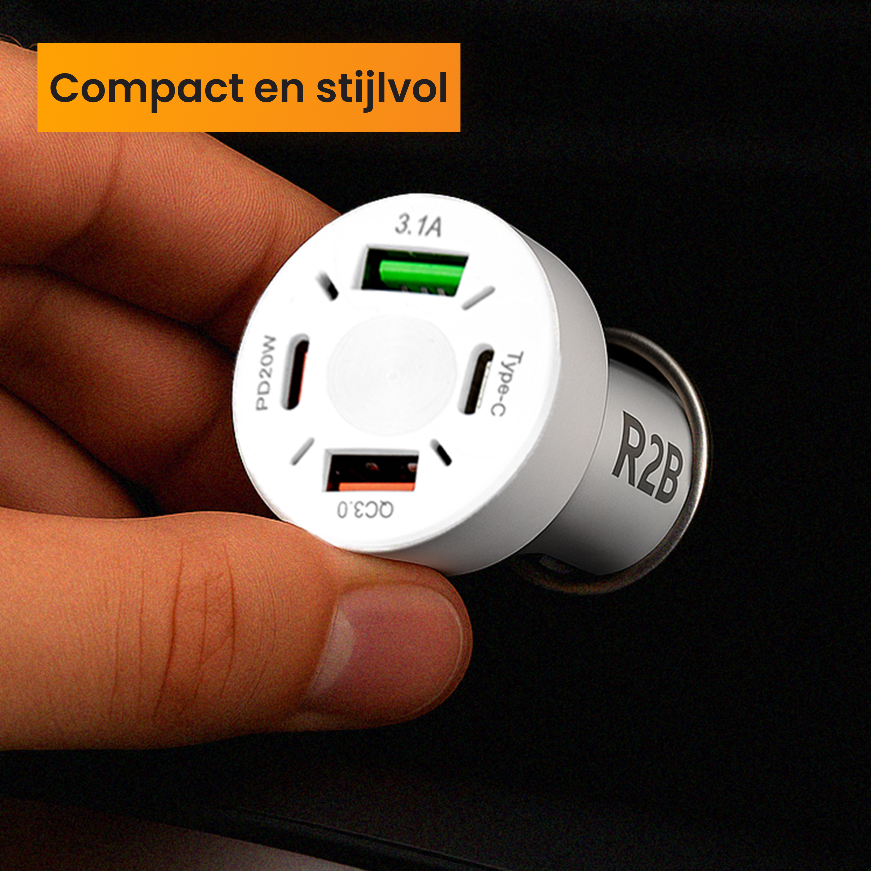 Main tenant un chargeur de voiture blanc. Le chargeur a plusieurs ports et est étiqueté avec diverses spécifications. Fond sombre.