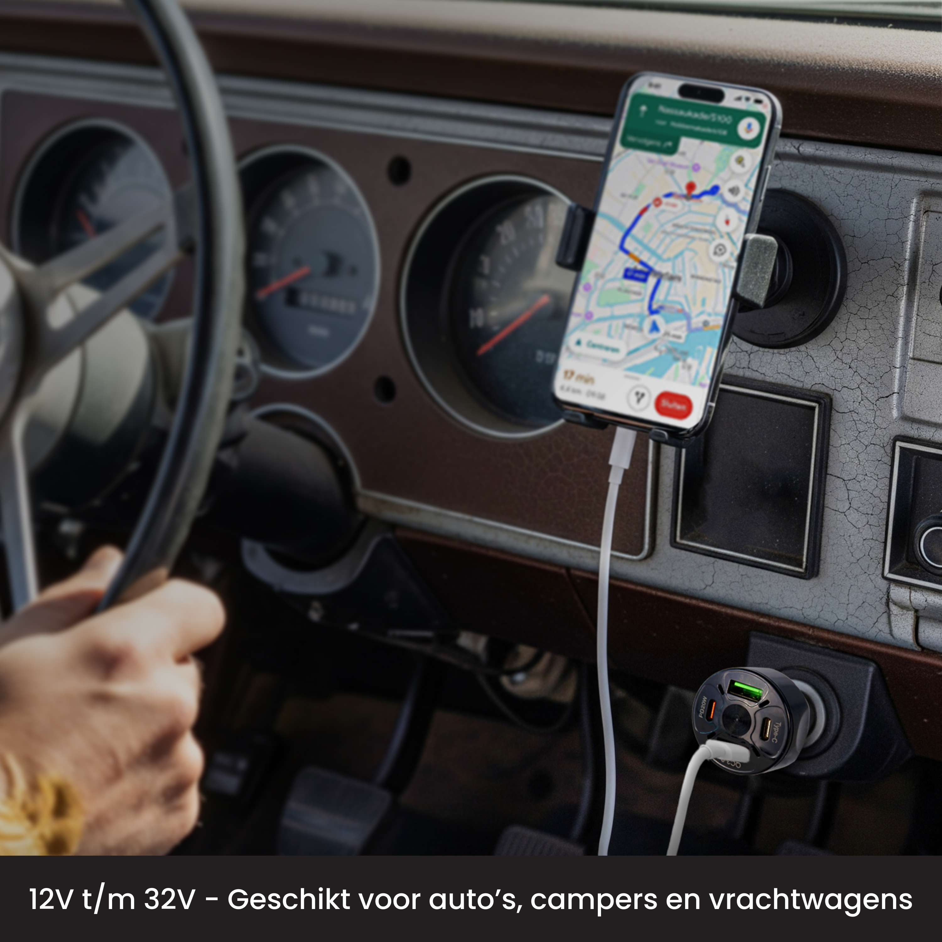 Autoinnenraum mit Navigations-App auf dem Telefon. Eine Hand hält das Lenkrad. Ladegerät eingesteckt, Text unten.