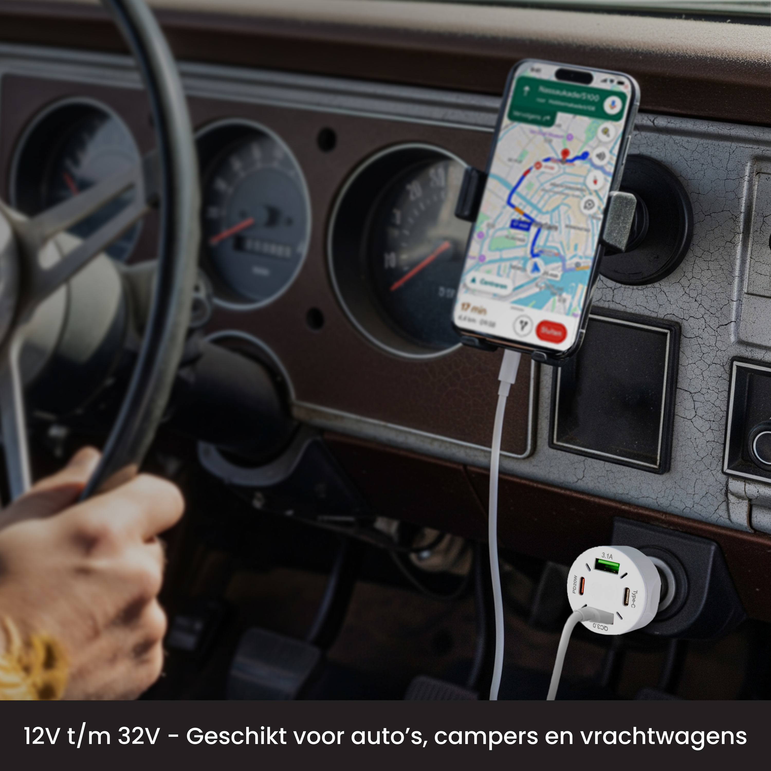 Un intérieur de voiture montre un téléphone avec GPS, un chargeur et une main sur le volant. Le tableau de bord est marron.