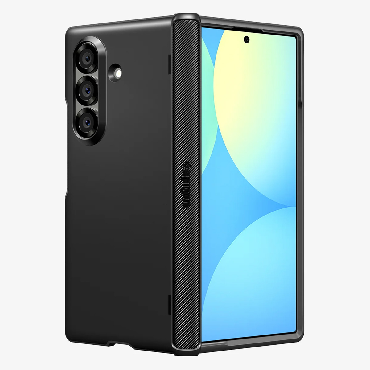 Schwarzes Smartphone in Hülle, teilweise geöffnet. Bildschirm zeigt blauen und gelben Hintergrund. Dreifachkamera an der Seite. Die Hülle hat ein gemustertes Grip.