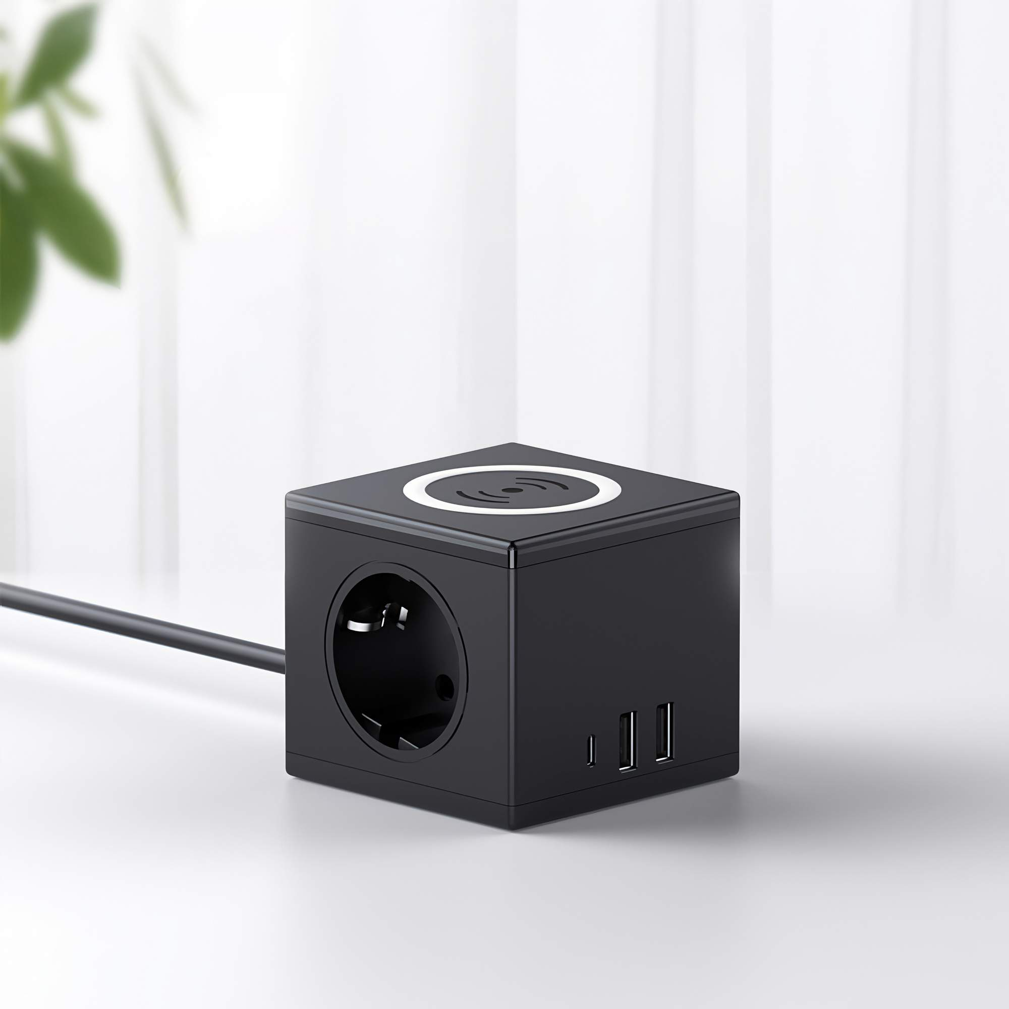 Schwarzer Würfel-Netzadapter mit Steckdose, USB-Anschlüssen und kabellosem Laden. Auf weißer Oberfläche mit unscharfem Hintergrund.