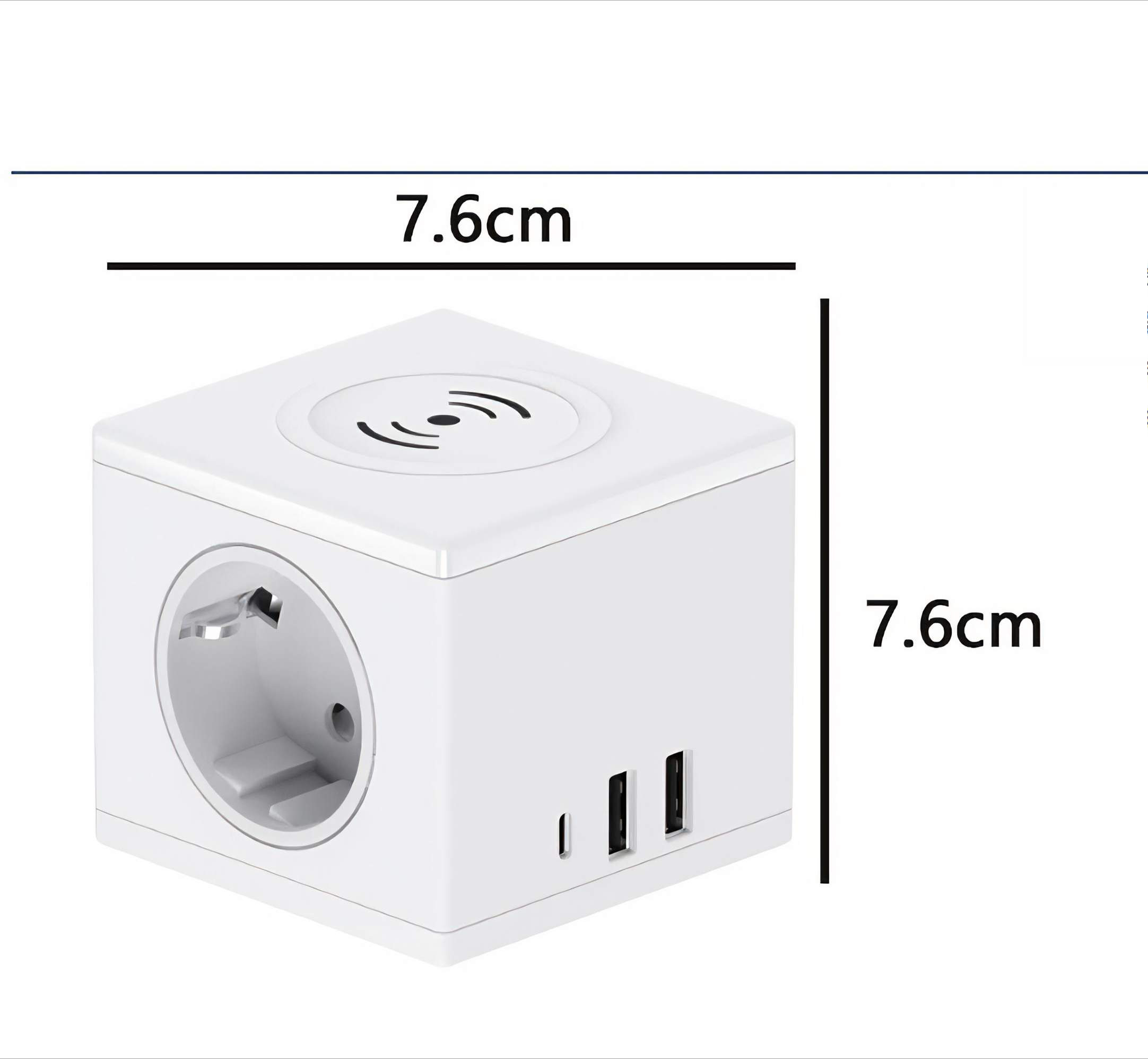 Ein weißer, würfelförmiger Netzadapter mit Steckdose, USB-Anschlüssen und kabelloser Ladefläche. Abmessungen sind 7,6 cm.