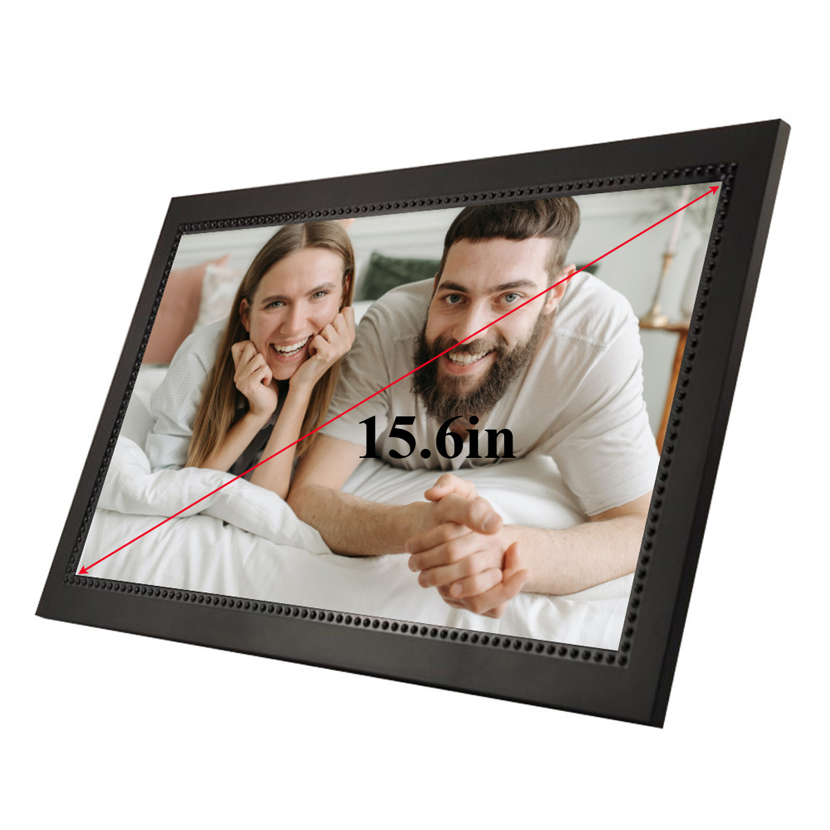 Ein gerahmtes Foto zeigt ein lächelndes Paar auf einem Bett. Der Rahmen ist schwarz. Eine rote Linie markiert ein 15,6-Zoll-Maß.