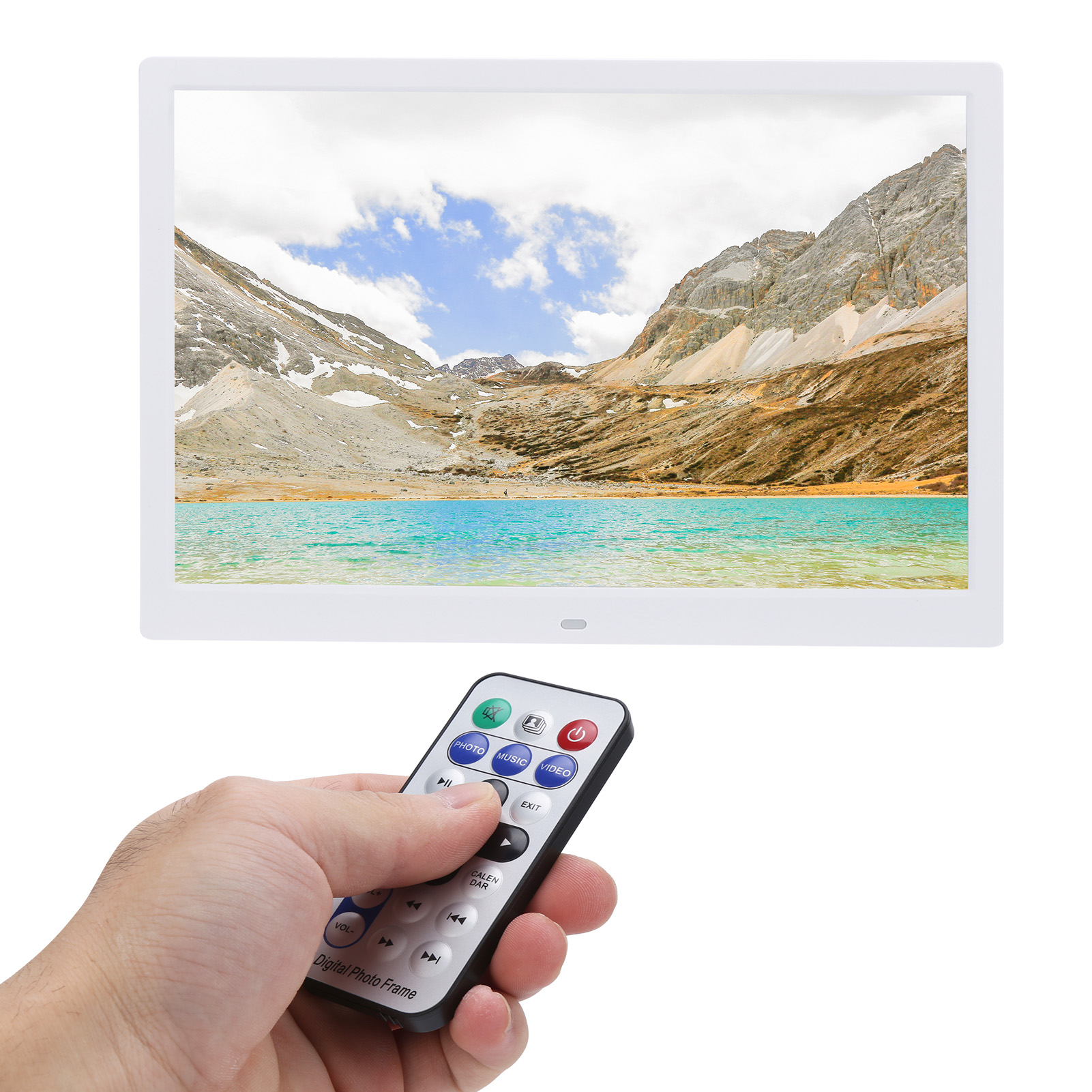 Eine Hand hält eine Fernbedienung für einen digitalen Bilderrahmen. Der Bildschirm zeigt eine Berglandschaft mit See.