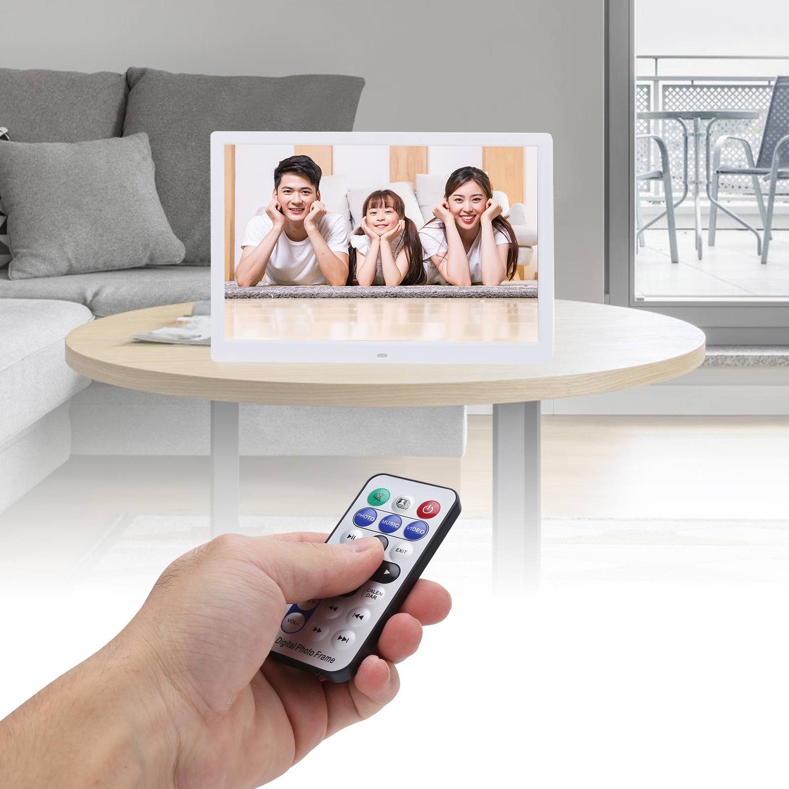 Eine Hand hält eine Fernbedienung für einen digitalen Bilderrahmen, der eine Familie zeigt. Der Hintergrund zeigt ein Wohnzimmer.