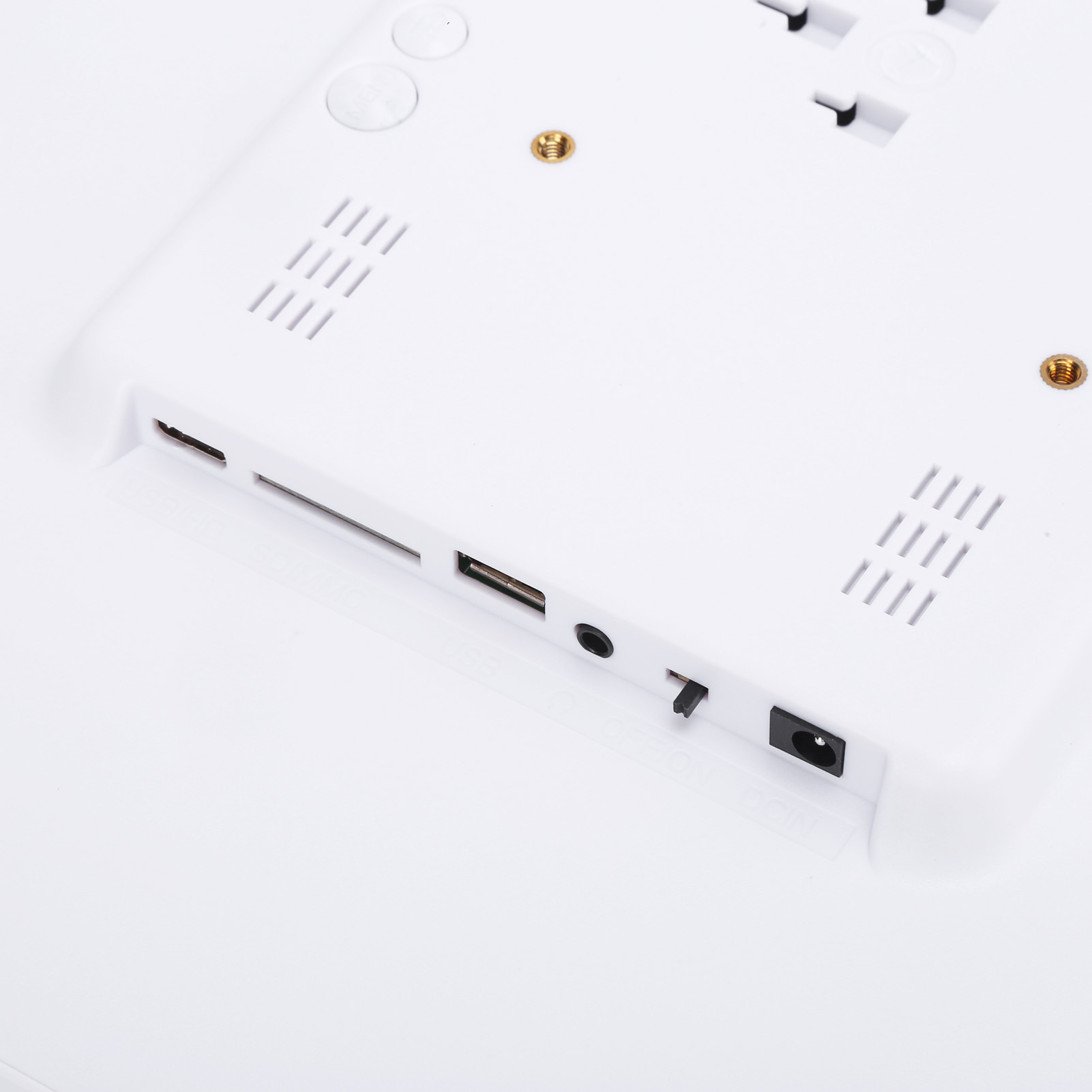 Ein weißes elektronisches Gerät mit mehreren Anschlüssen, darunter USB, SD-Karte, Audiobuchse, Stromeingang und Schalter.