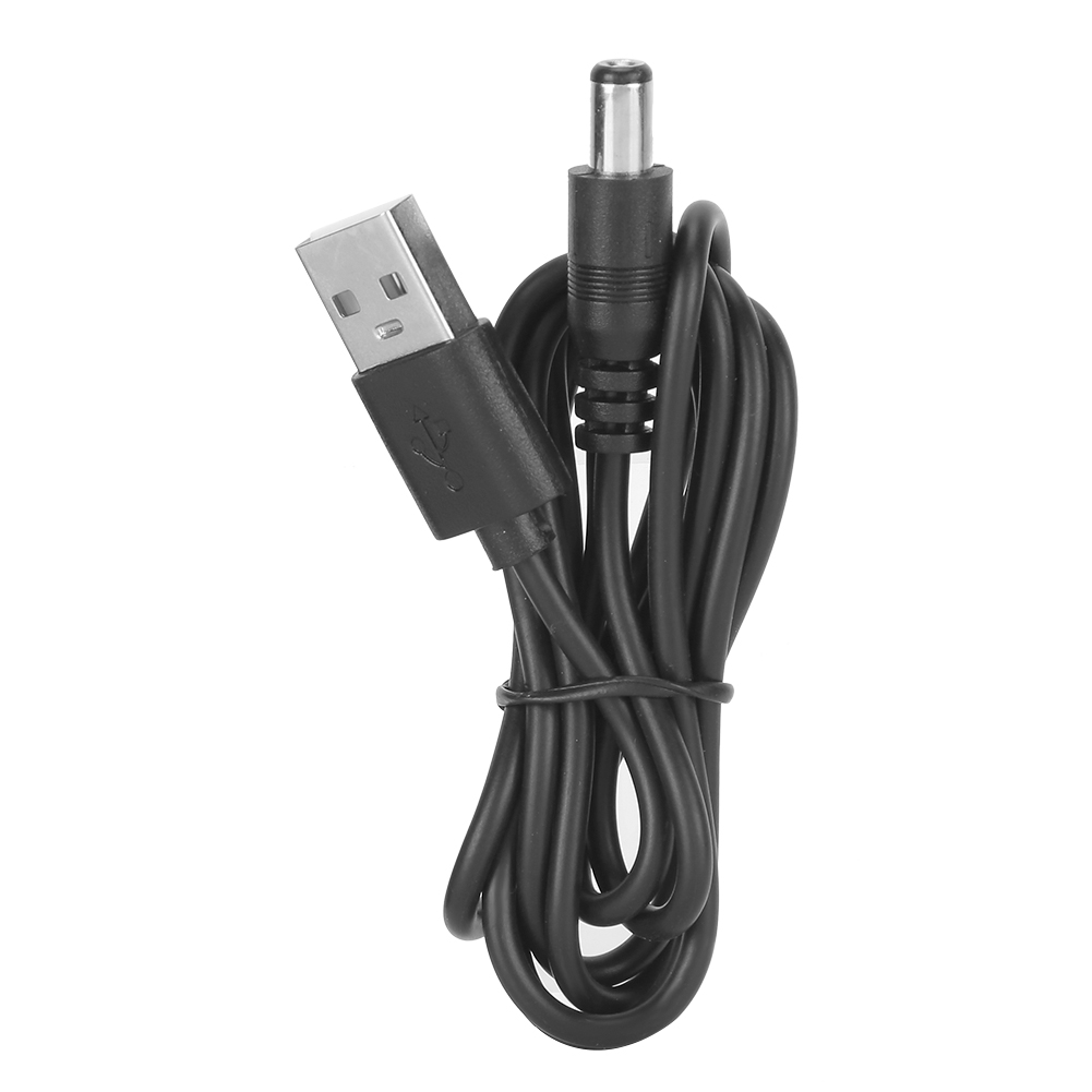 Schwarzes USB-Ladekabel mit USB-A-Anschluss und DC-Anschluss, aufgerollt. Weißer Hintergrund.