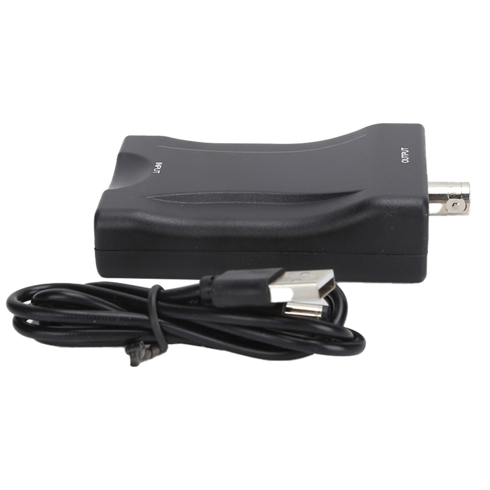 Ein schwarzes Gerät mit den Bezeichnungen INPUT und OUTPUT, ein USB-Kabel angeschlossen. Das Gerät befindet sich auf einer weißen Oberfläche.