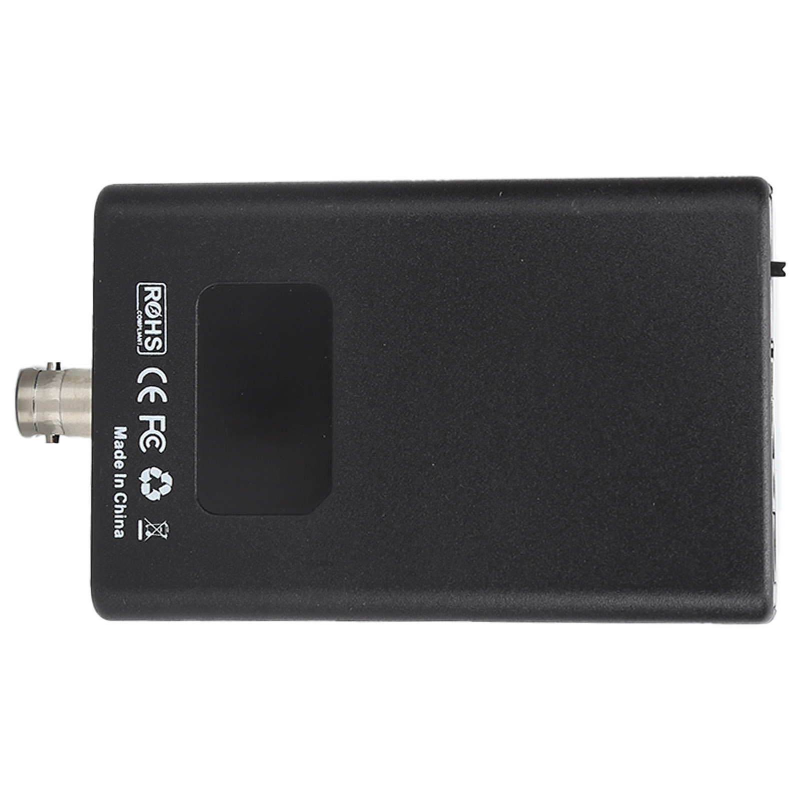 Ein schwarzes rechteckiges Gerät mit einem silbernen Stecker auf einer Seite. Es hat Aufkleber, darunter 'ROHS', 'CE FC' und 'Made in China'.