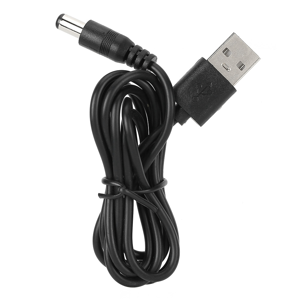 Ein schwarzes USB-Ladekabel mit zwei Anschlüssen. Einer ist USB-A, der andere ein DC-Rundstecker. Das Kabel ist aufgerollt.