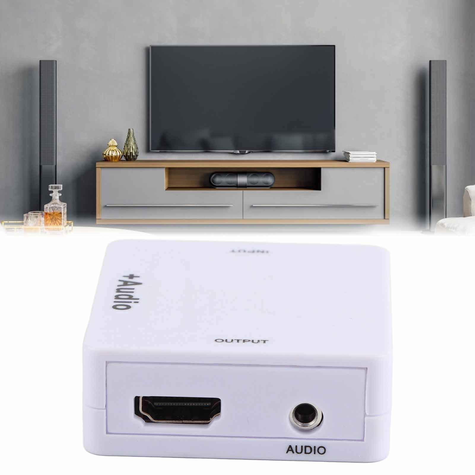 Weißer Audioadapter vor dem Fernseher. TV-Ständer und Lautsprecher im Hintergrund. Der Adapter hat HDMI- und Audioanschlüsse.
