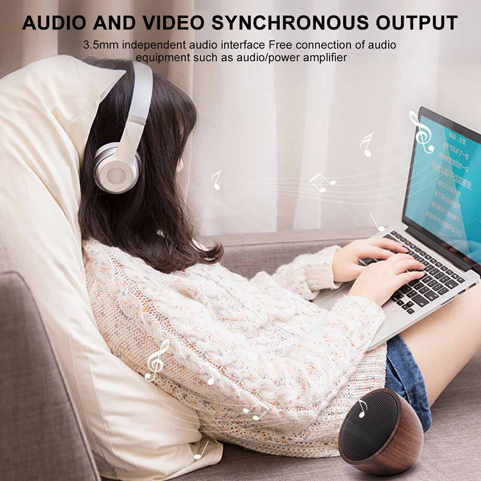 Eine Person mit Kopfhörern benutzt einen Laptop, mit einem Lautsprecher in der Nähe. Musiknoten schweben herum.