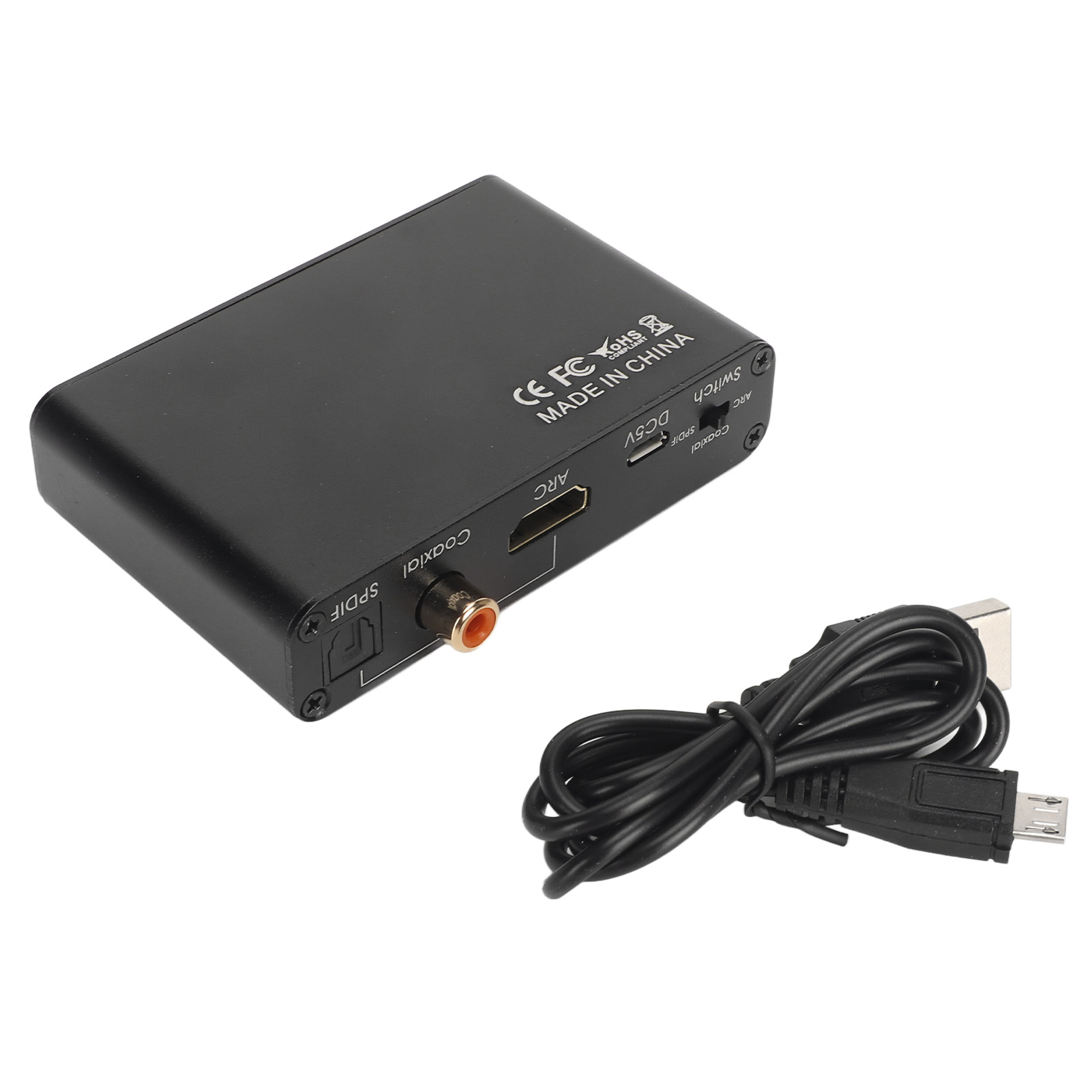 Ein schwarzer Audio-Konverter mit Anschlüssen und einem USB-Kabel. Der Konverter hat Textbezeichnungen.