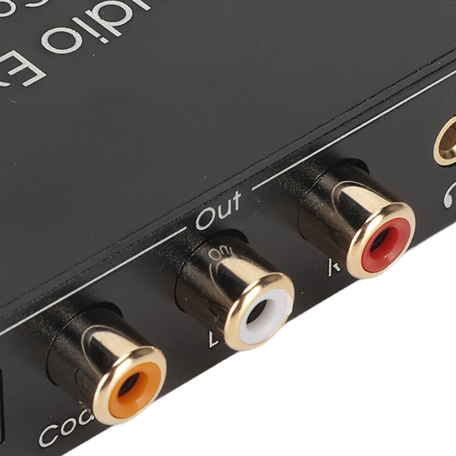 Nahaufnahme eines schwarzen Audiogeräts mit goldenen und farbigen Cinch-Anschlüssen (orange, weiß, rot). Text 'Out' sichtbar.
