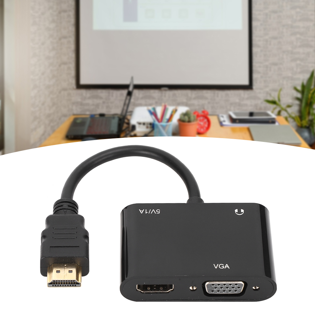 Ein schwarzer HDMI-zu-VGA-Adapter liegt auf einem Tisch. Ein Laptop, Stifte und eine Uhr befinden sich im unscharfen Hintergrund.