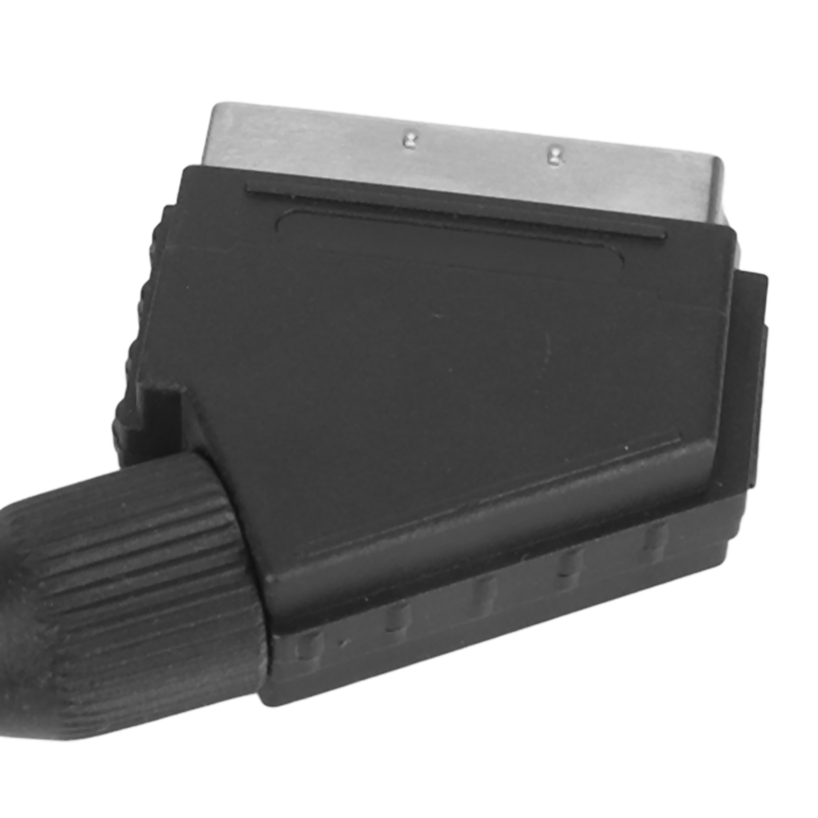 Ein schwarzer SCART-Anschluss mit silberner Metallkontaktfläche. Der Stecker ist abgewinkelt und hat ein schwarzes Kabel.