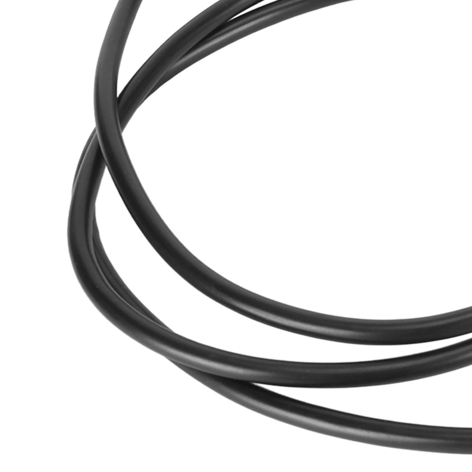 Nahaufnahme von schwarzen, gebogenen Kabeln vor weißem Hintergrund. Die Kabel überlappen sich und erzeugen ein Schleifenmuster.