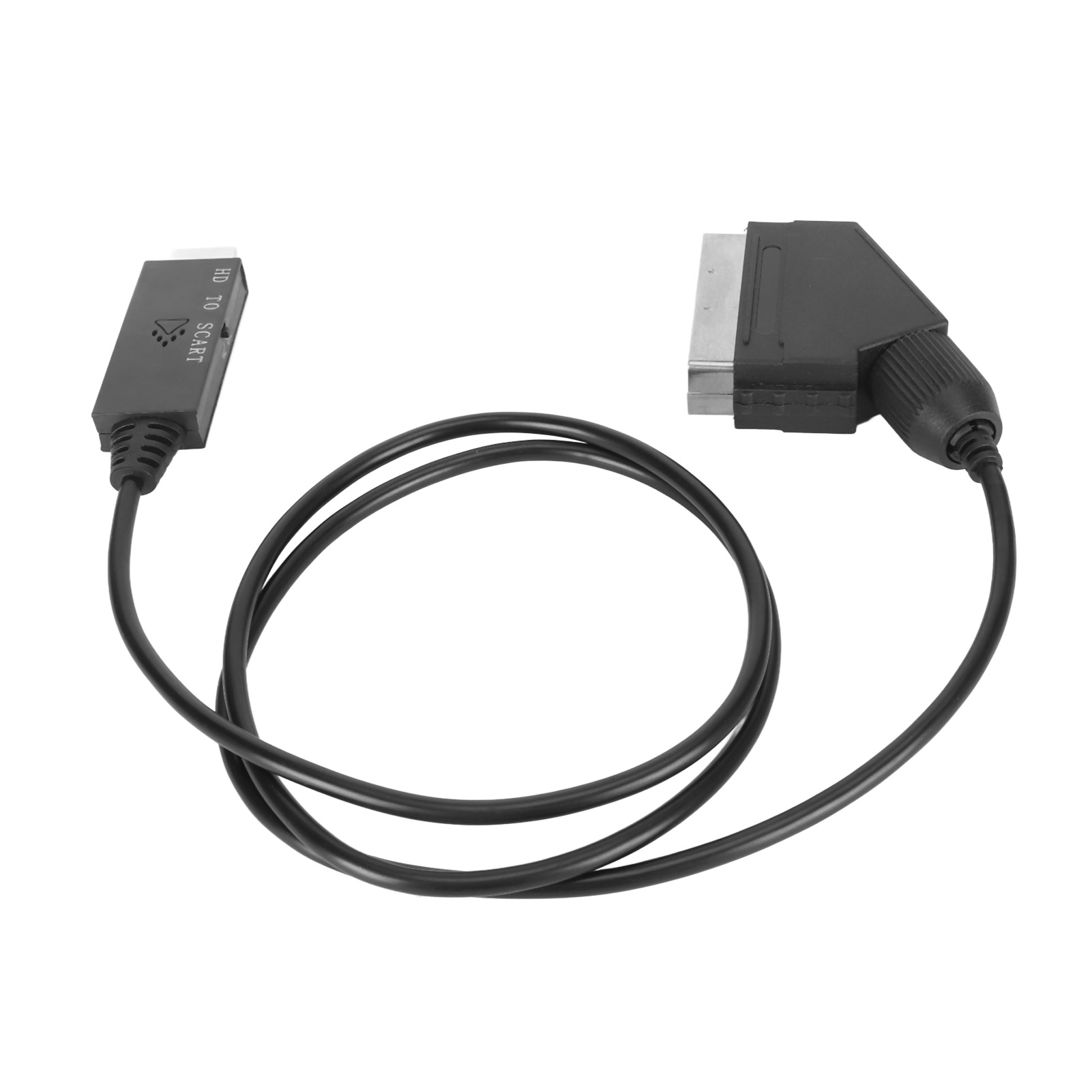 Ein HD-zu-SCART-Adapterkabel. Es hat schwarze Anschlüsse und ein schwarzes Kabel, das eine Schleife bildet. Der Hintergrund ist schlicht weiß.