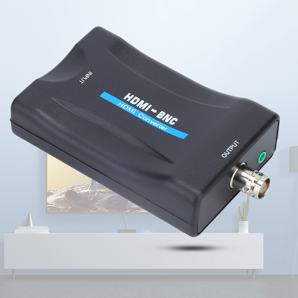 Ein schwarzer HDMI-zu-BNC-Konverter. Er hat Eingangs- und Ausgangsanschlüsse mit einem blauen Etikett mit der Aufschrift HDMI-zu-BNC-Konverter. Der Hintergrund zeigt einen Fernseher.