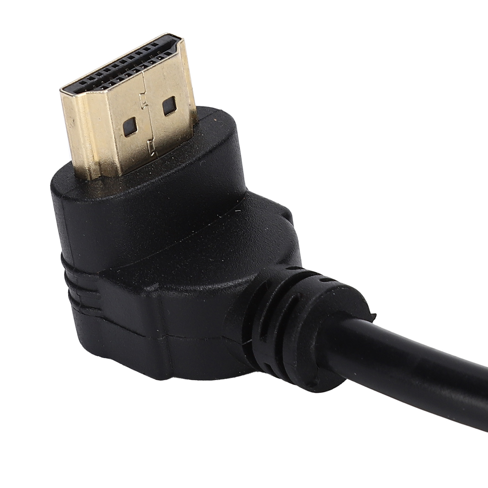 Nahaufnahme eines schwarzen HDMI-Kabels mit einem goldfarbenen Stecker. Das Kabel ist abgewinkelt. Weißer Hintergrund.