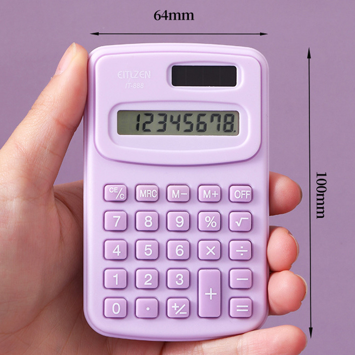 Eine Hand hält einen lila Taschenrechner mit Tasten und einem LCD-Bildschirm mit Zahlen, vor einem lila Hintergrund.
