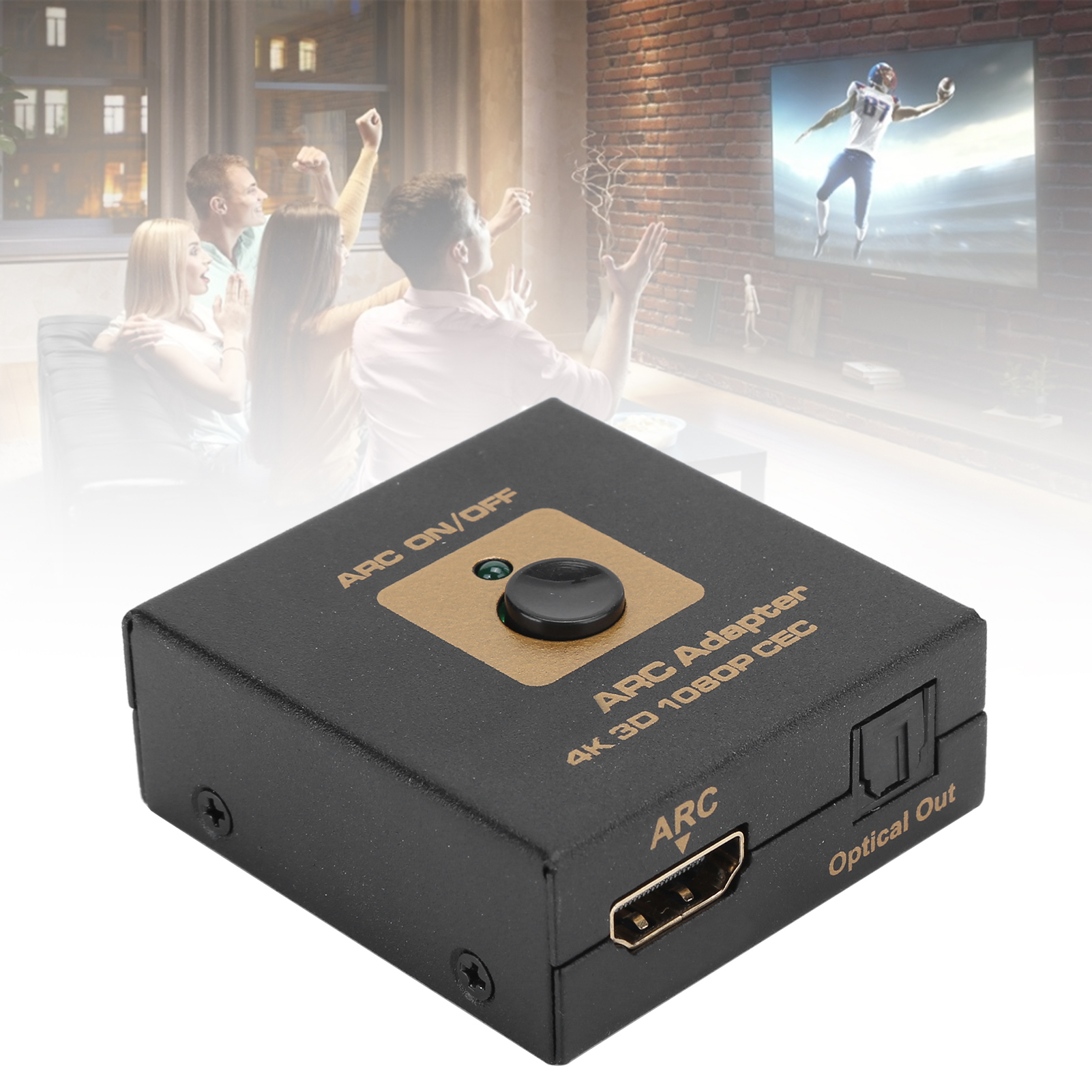 Schwarzer ARC-Adapter mit goldenen Akzenten. Menschen schauen Football im Fernsehen. Der Adapter hat einen Knopf und einen HDMI-Anschluss.