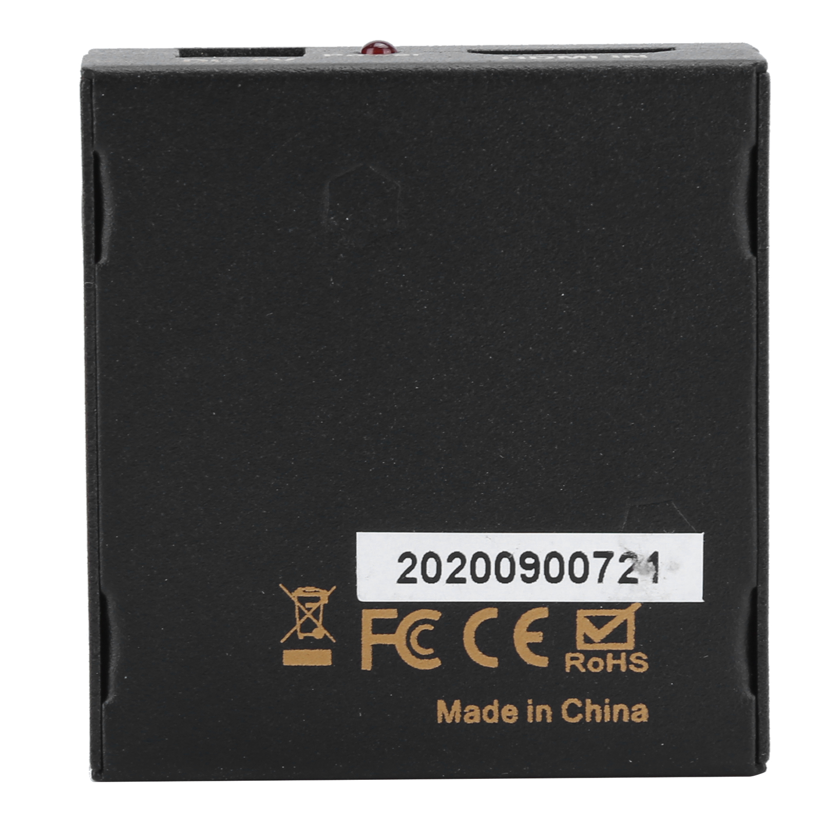 Schwarzes elektronisches Gerät mit weißem Aufkleber und rotem Licht. Der Aufkleber hat Zahlen, Symbole und Text. Hergestellt in China.