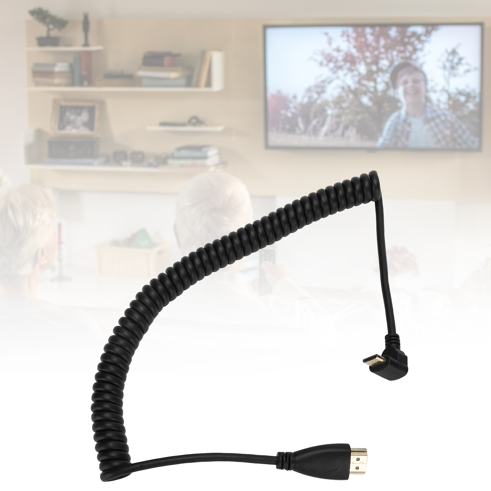 Ein schwarzes, gewendeltes HDMI-Kabel steht im Fokus. Ein Fernseher und verschwommene Figuren sind im Hintergrund.