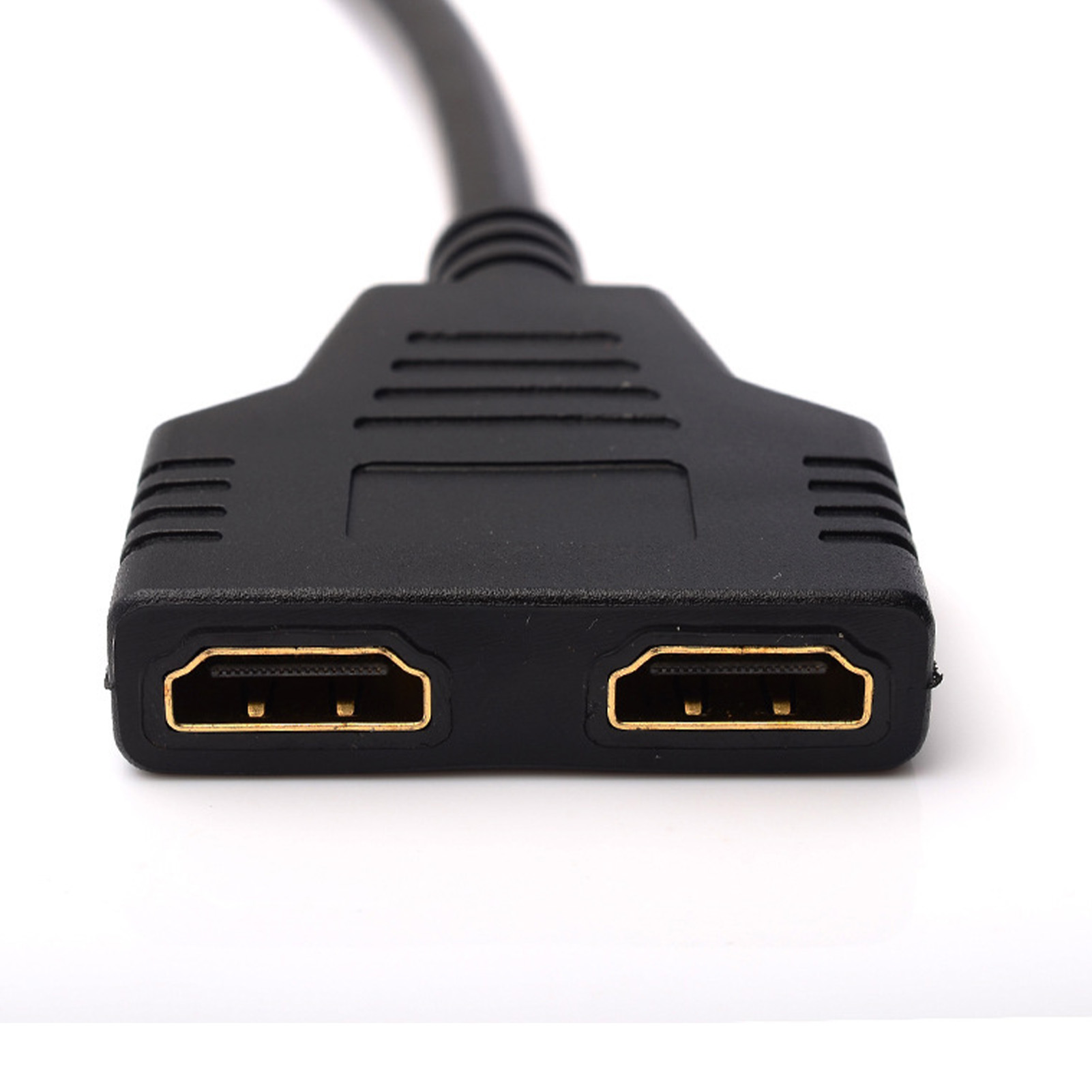 Schwarzer HDMI-Splitter mit zwei Buchsen. Ein schwarzes Kabel erstreckt sich vom Splitter, vor weißem Hintergrund.