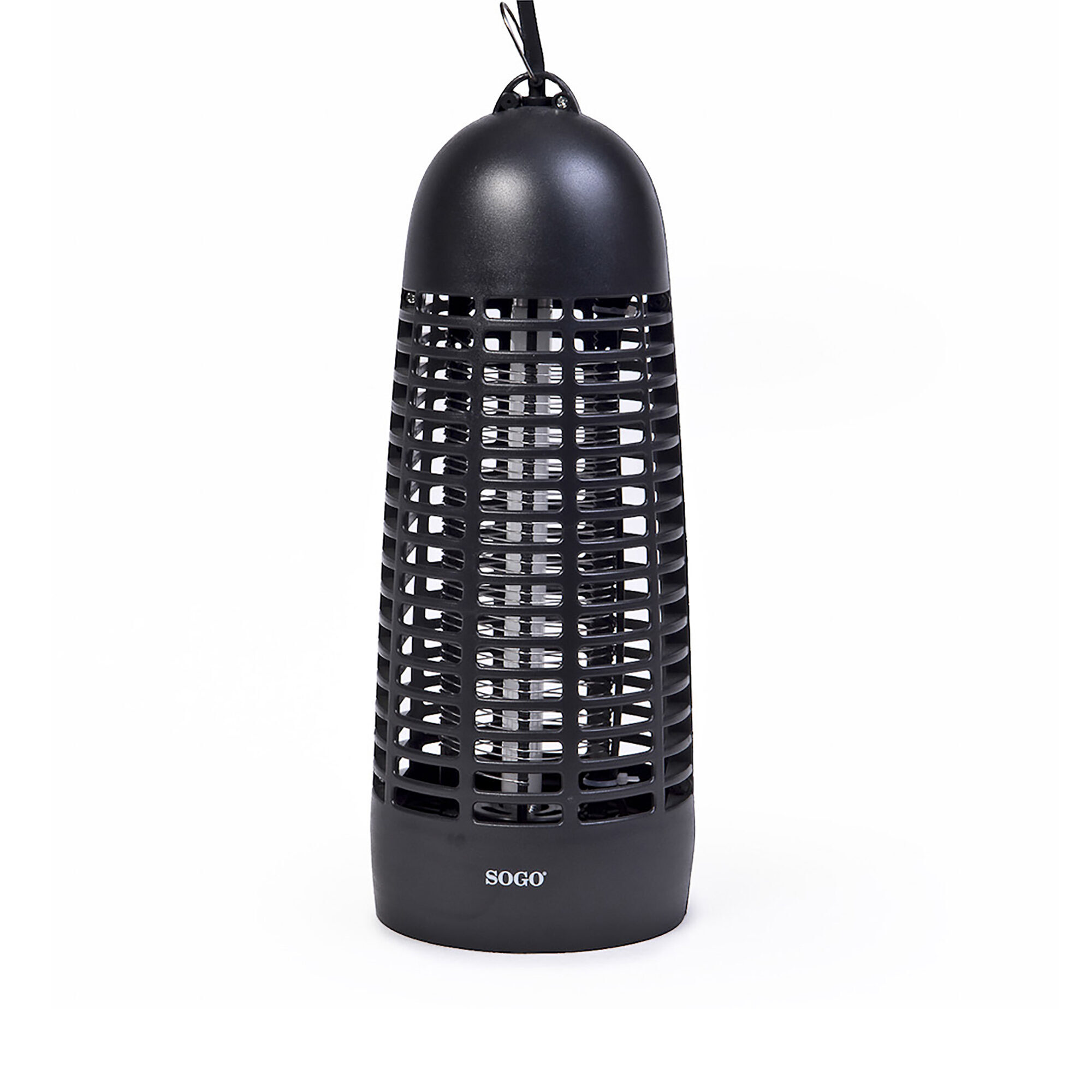 Un matamoscas eléctrico SOGO negro. Tiene un diseño de jaula y un lazo para colgar. Se encuentra sobre un fondo blanco.