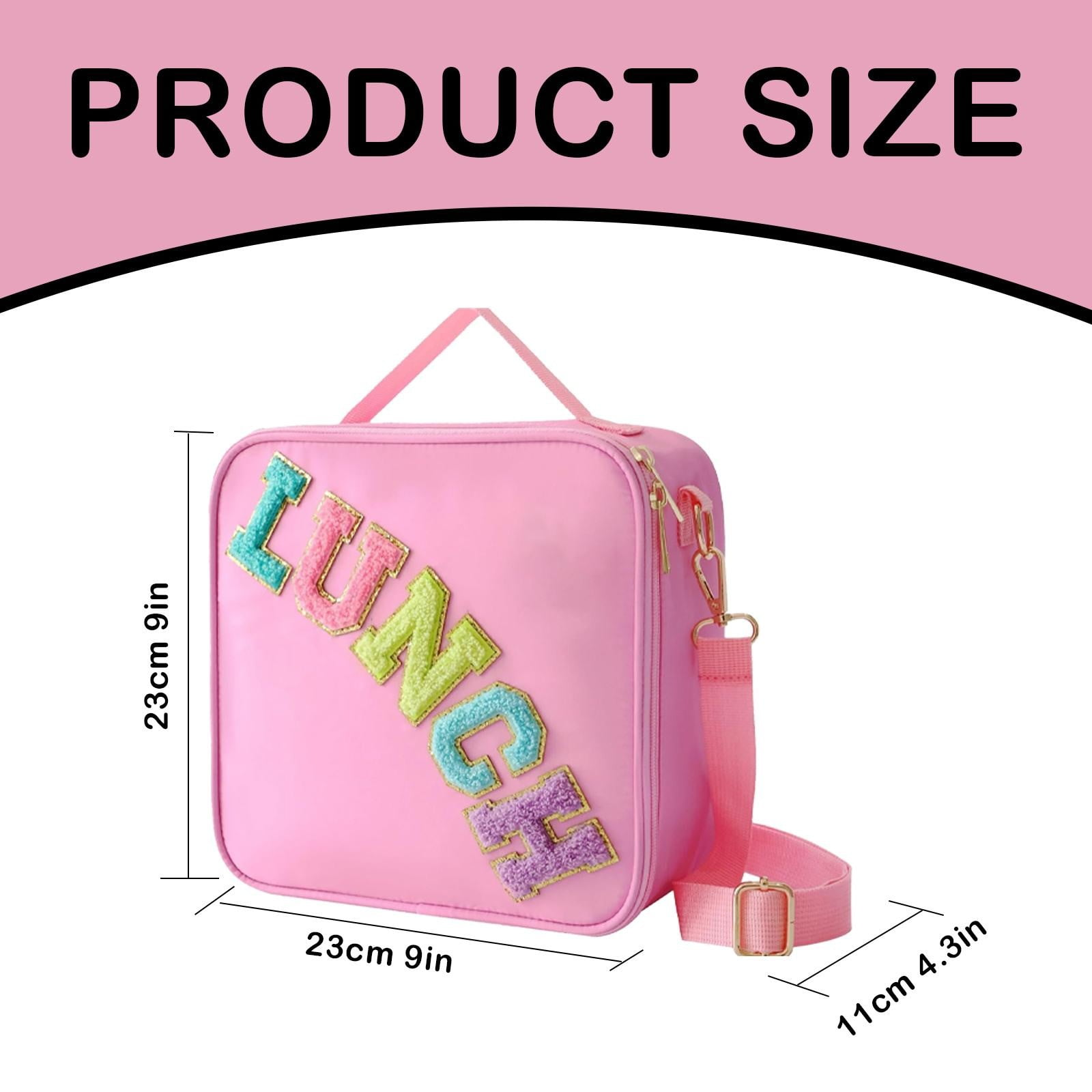 Rosa Lunchtasche mit bunten Buchstaben 'LUNCH'. Sie hat einen Griff, einen Schultergurt und Abmessungen im Bild.
