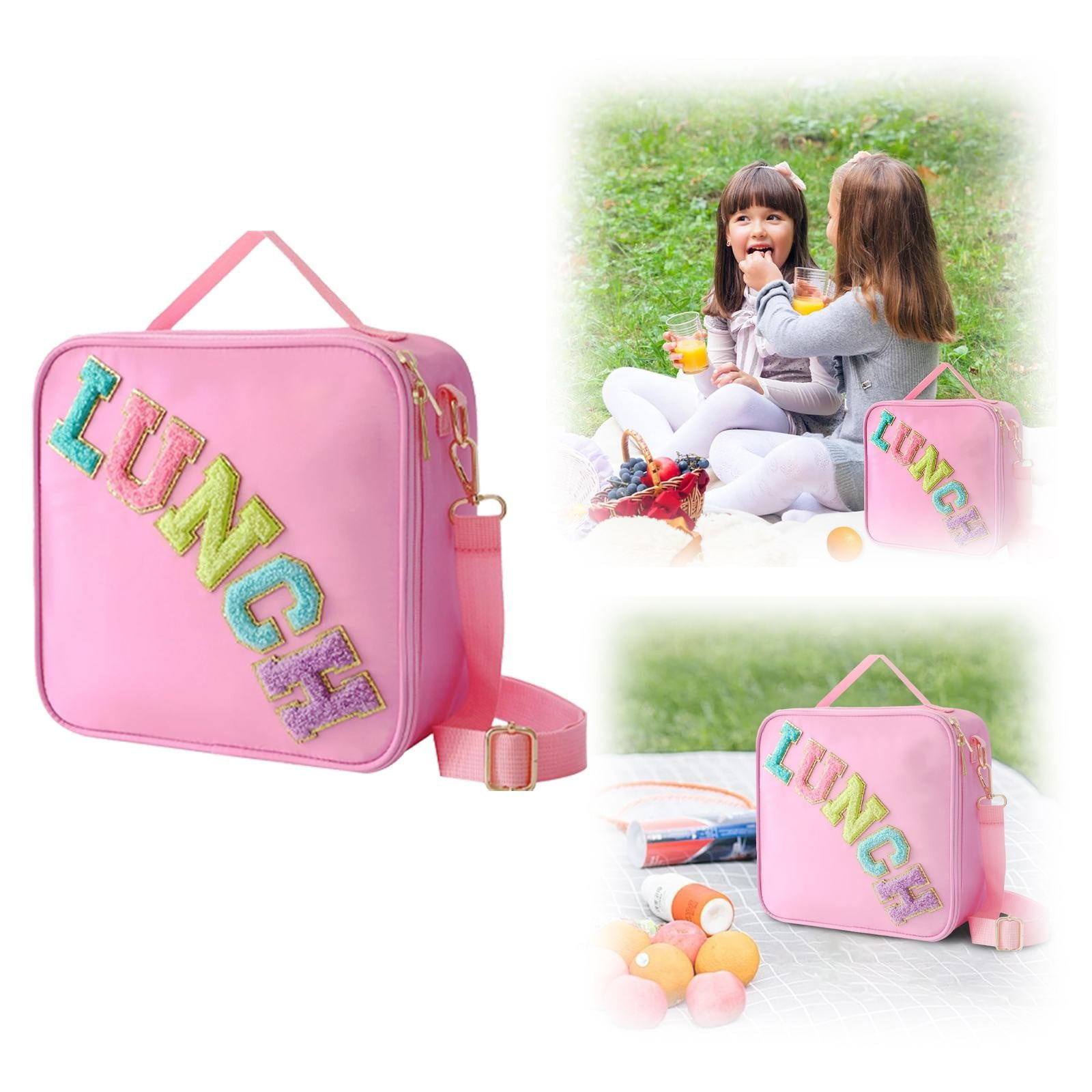 Rosa Lunchtasche mit 'LUNCH'. Zwei Mädchen picknicken mit Saft. Eine andere Lunchtasche und Früchte sind sichtbar.