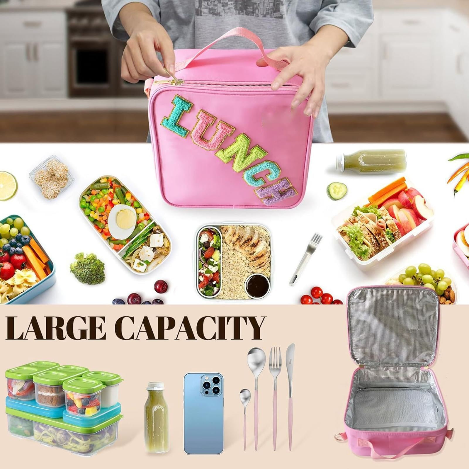 Rosa Lunchbox mit 'LUNCH'-Buchstaben. Essen, Früchte und Besteck sind darum angeordnet. Großes Fassungsvermögen wird beworben.