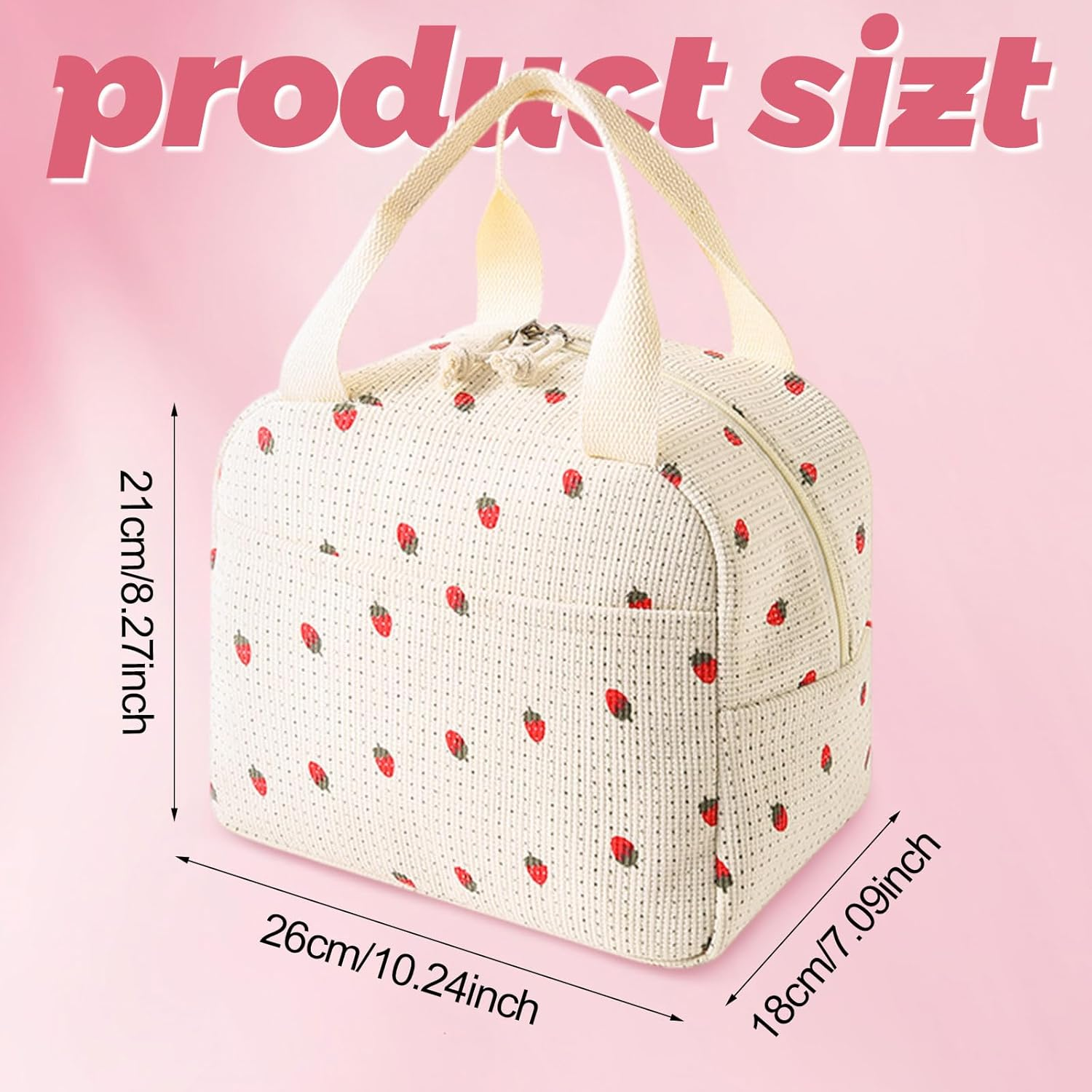 Eine weiße Lunchtasche mit roten Erdbeerdrucken. Sie hat einen Reißverschluss, Griffe und die Maße 26 cm x 18 cm x 21 cm. Rosa Hintergrund.