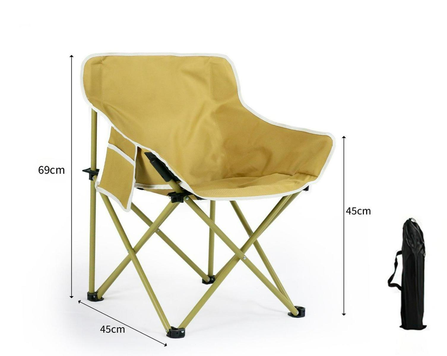 Ein zusammengeklappter Campingstuhl mit senffarbenem Sitz und Metallrahmen. Neben dem Stuhl befindet sich eine schwarze Tragetasche. Abmessungen sind angegeben.
