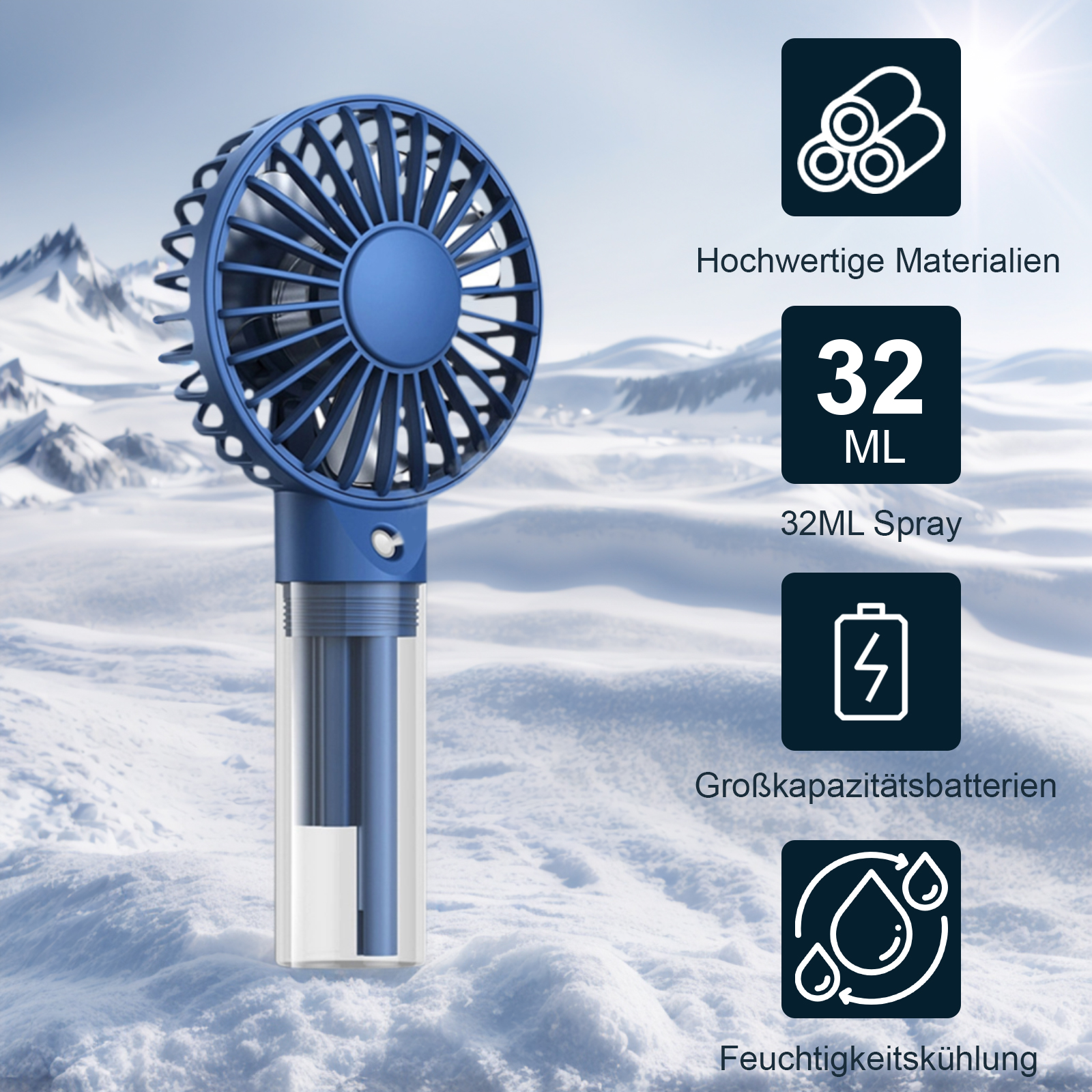 Blauer Handventilator mit Wassertank vor verschneiter Bergkulisse. Merkmale umfassen 32ml Spray und Batterie.